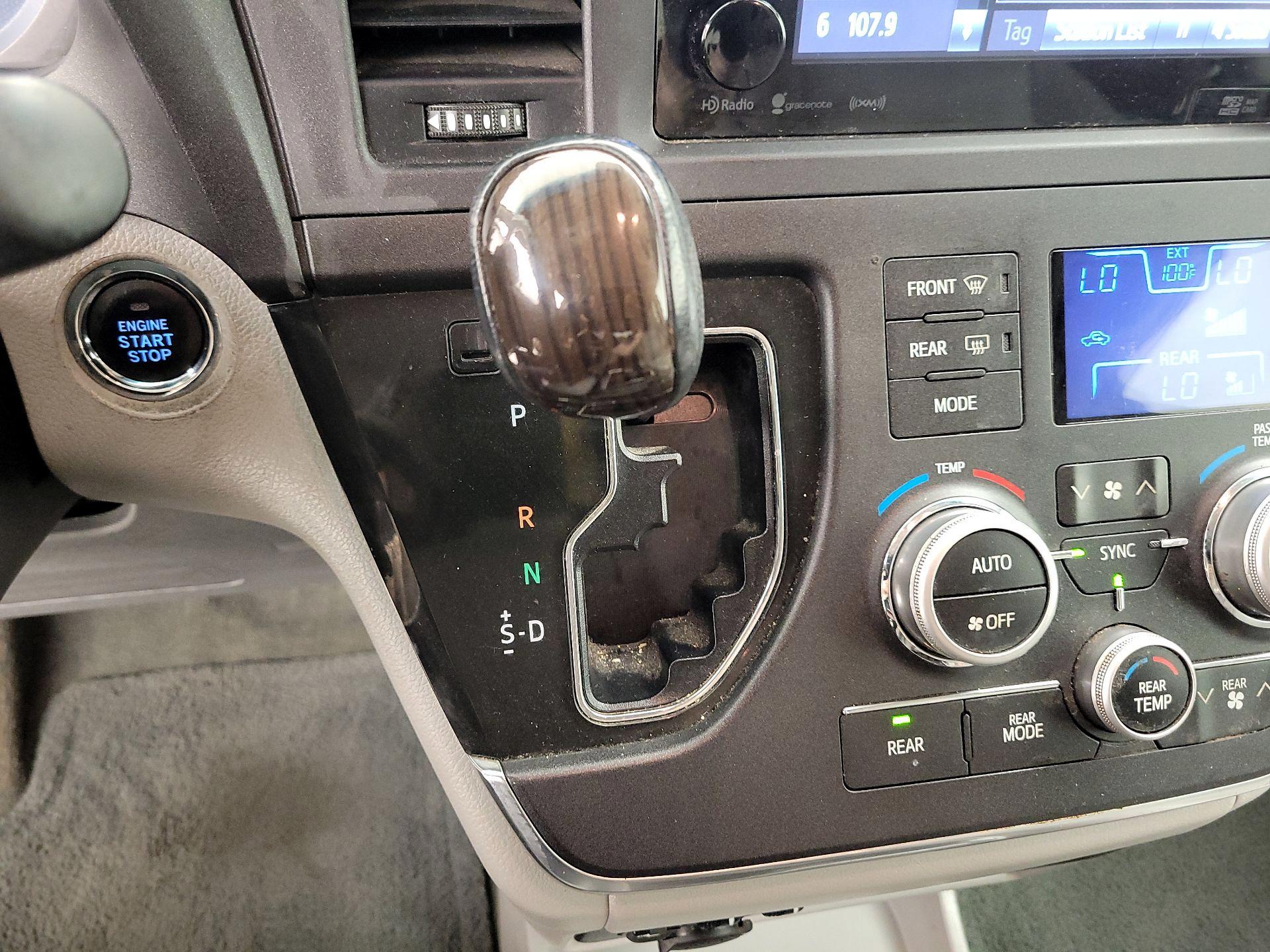 Thumbnail: 2017 Toyota Sienna - 18