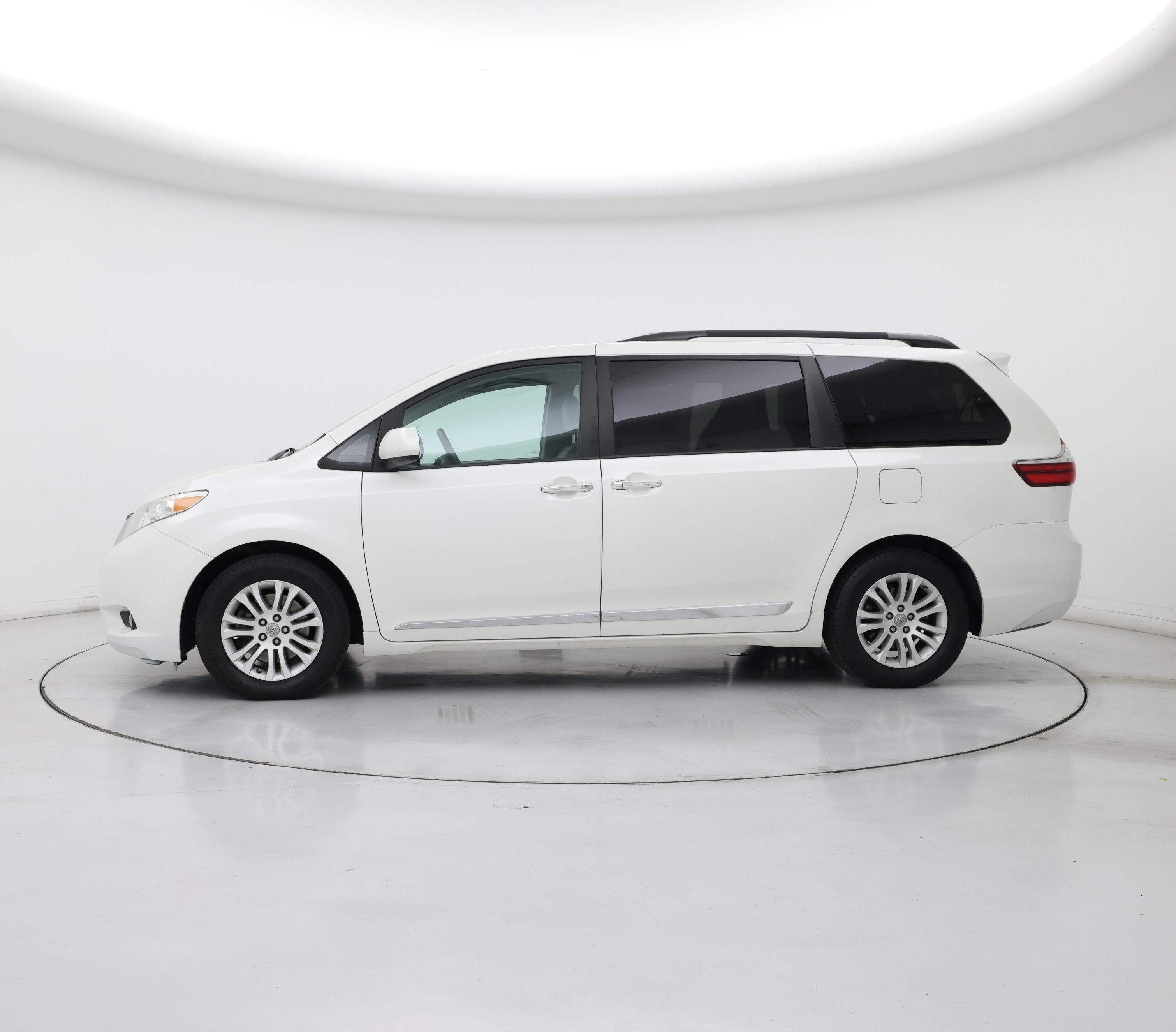 Thumbnail: 2017 Toyota Sienna - 3