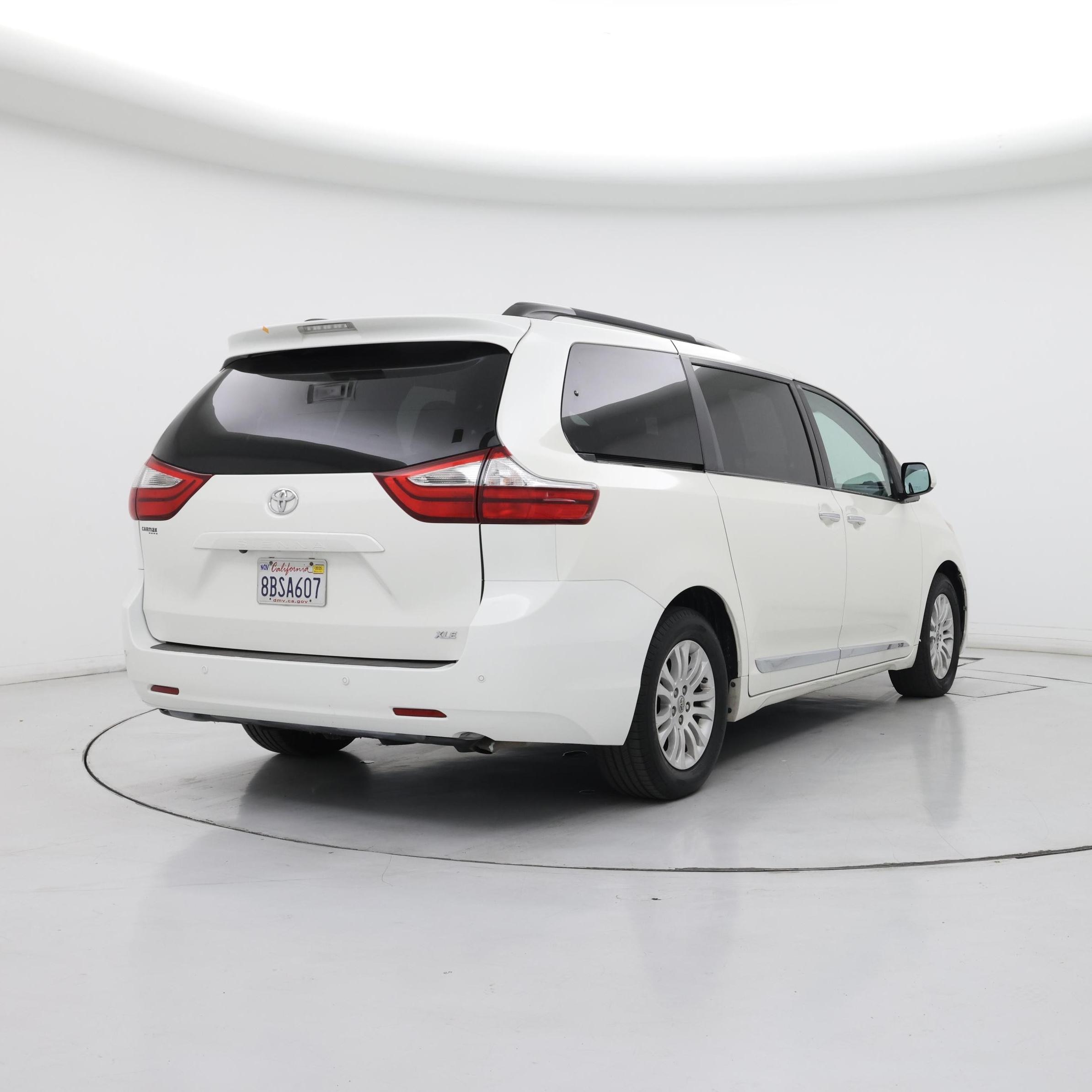 Thumbnail: 2017 Toyota Sienna - 8
