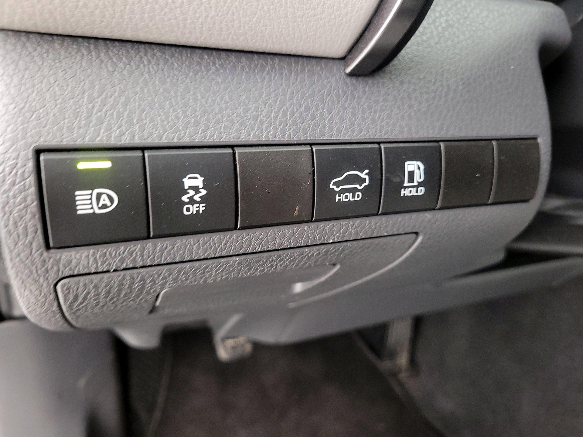 Thumbnail: 2019 Toyota Camry - 13