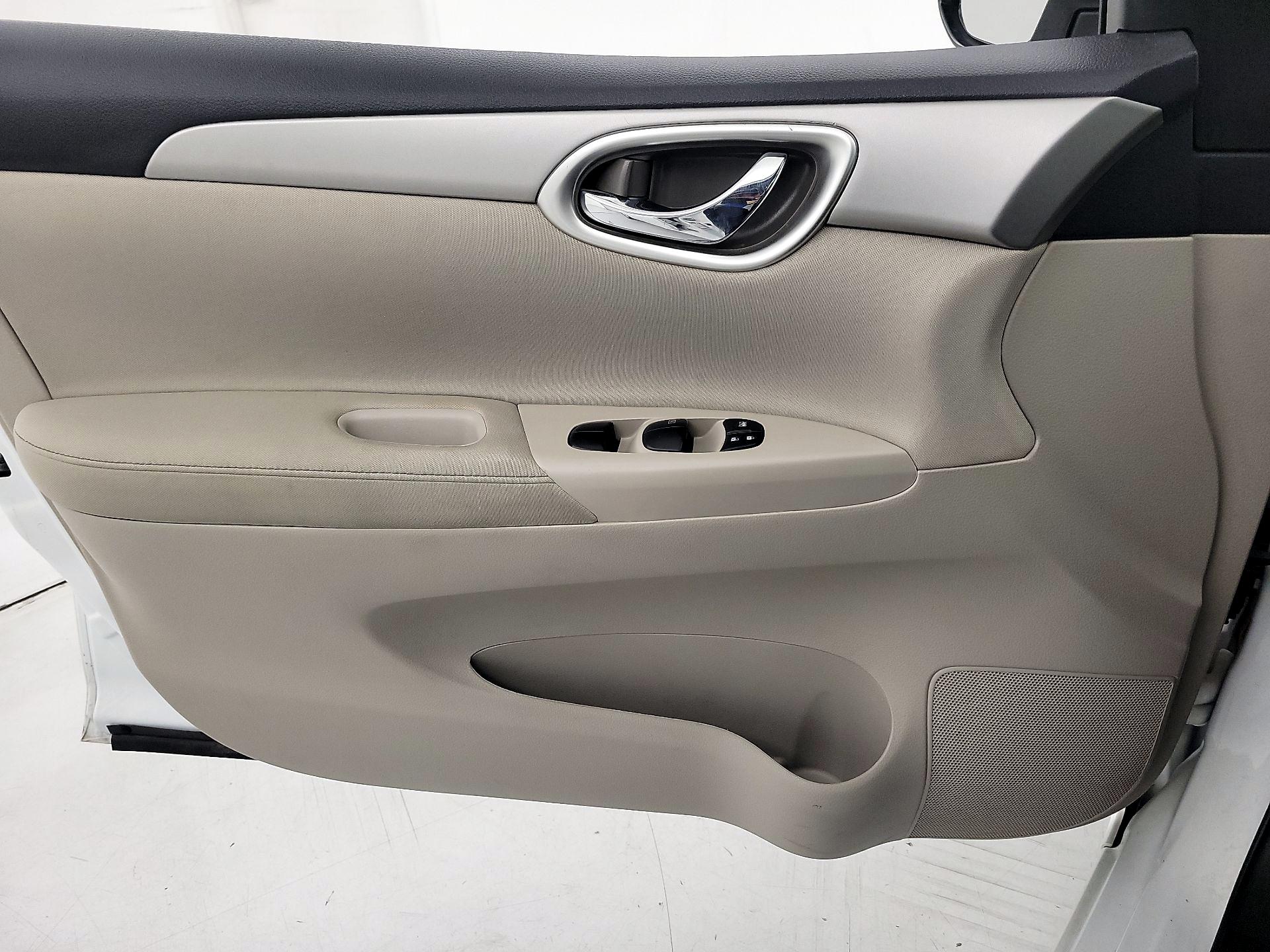 Thumbnail: 2015 Nissan Sentra - 12