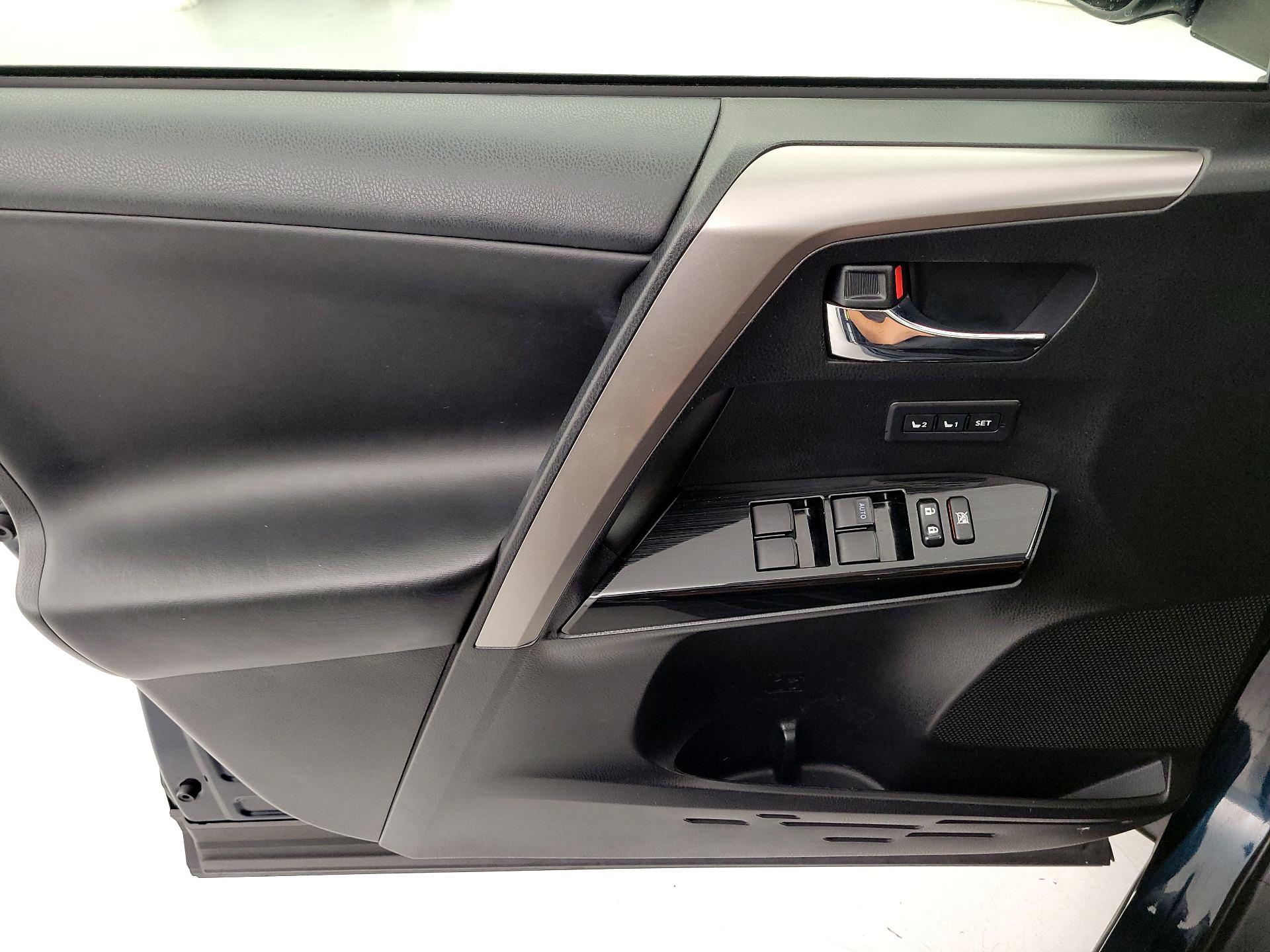 Thumbnail: 2018 Toyota RAV4 - 12