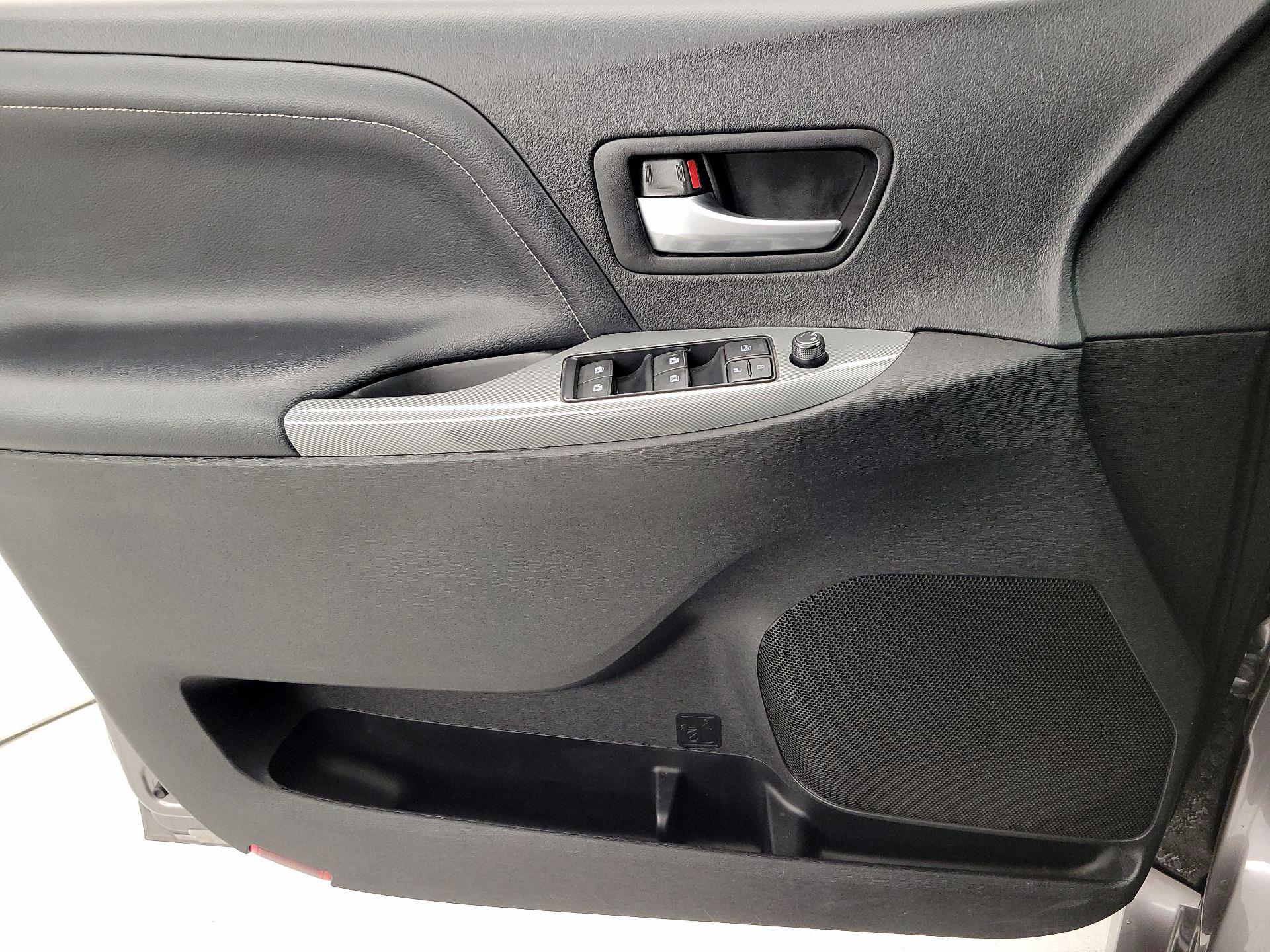 Thumbnail: 2015 Toyota Sienna - 12
