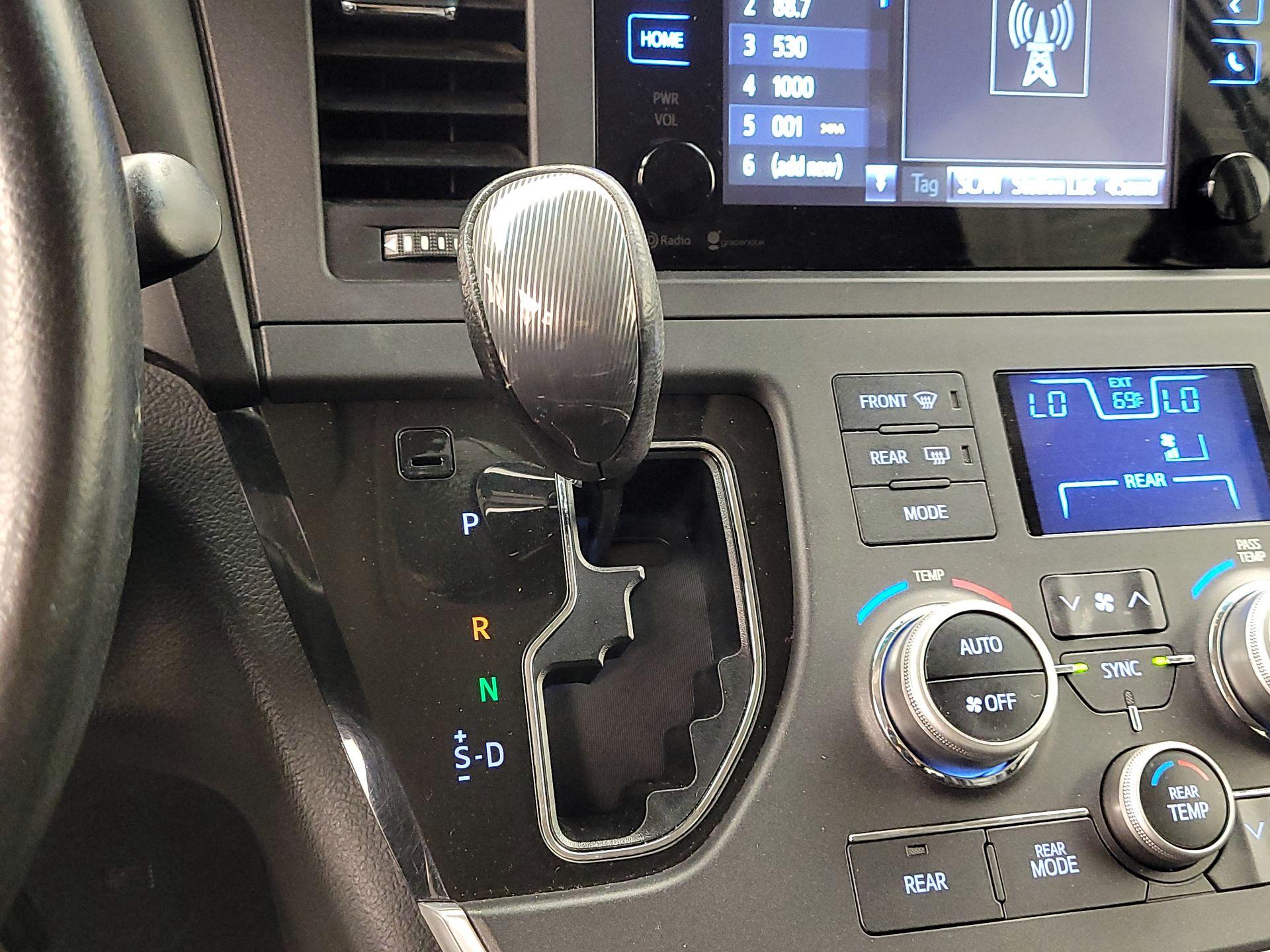 Thumbnail: 2015 Toyota Sienna - 16