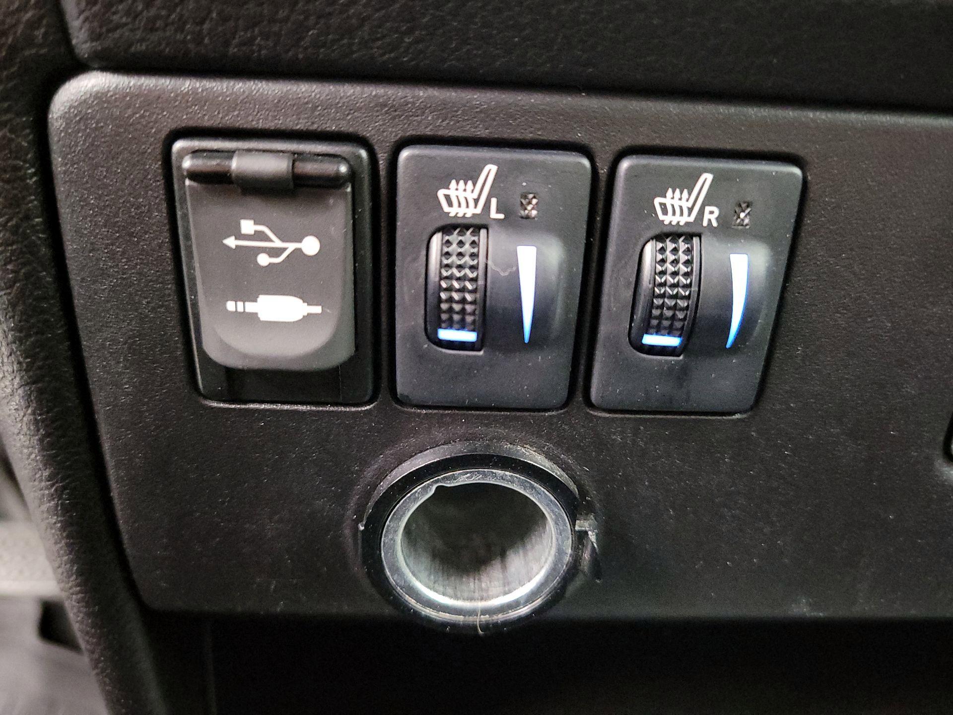 Thumbnail: 2015 Toyota Sienna - 17