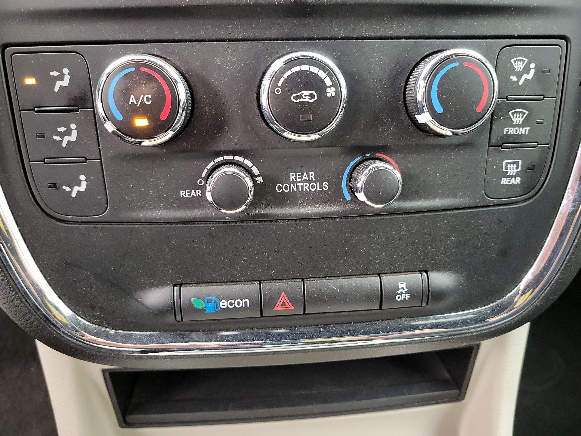 Thumbnail: 2018 Dodge Grand Caravan - 16