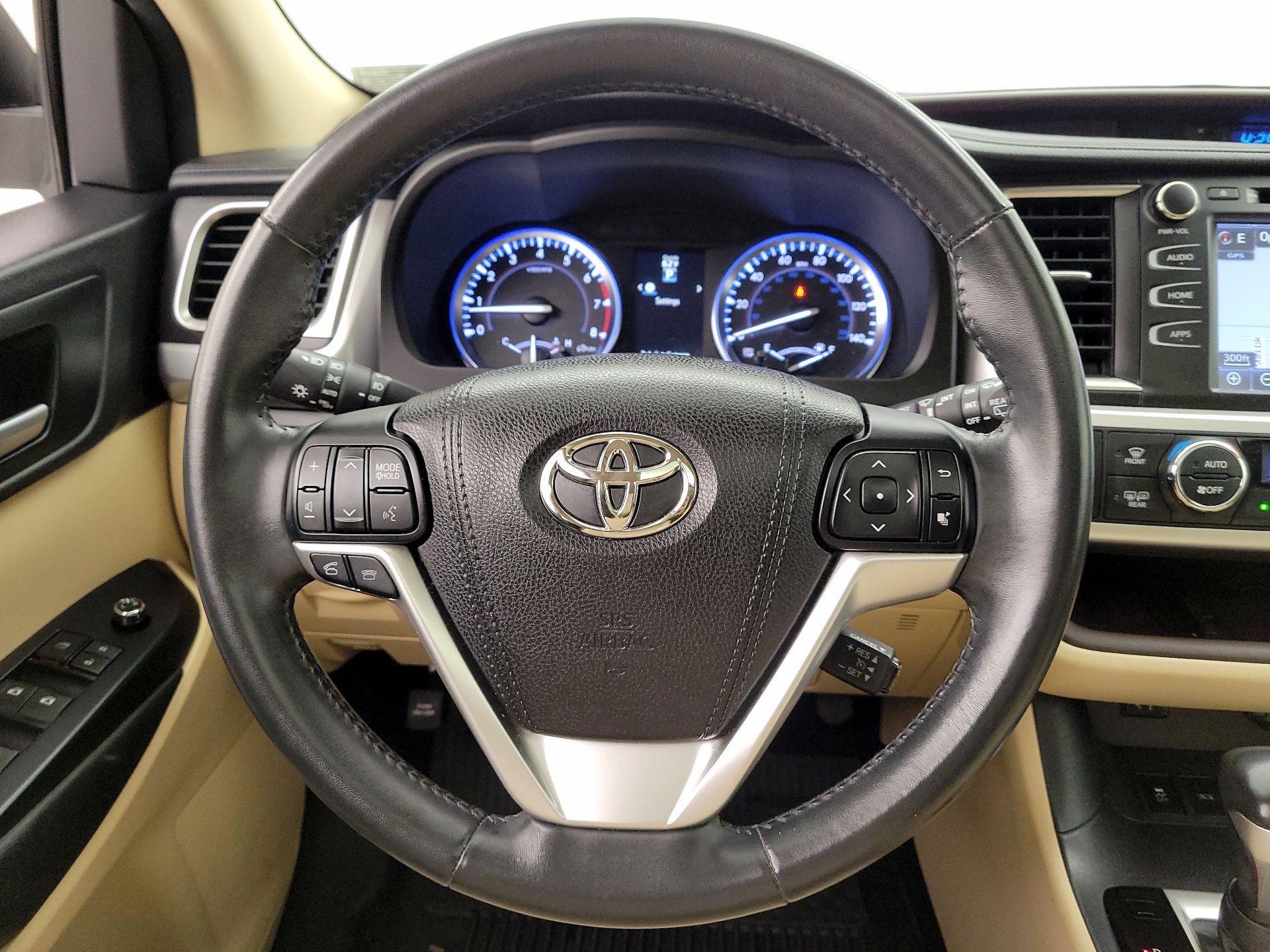 Thumbnail: 2016 Toyota Highlander - 10