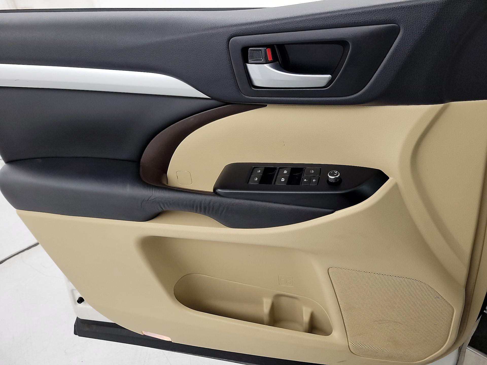 Thumbnail: 2016 Toyota Highlander - 12