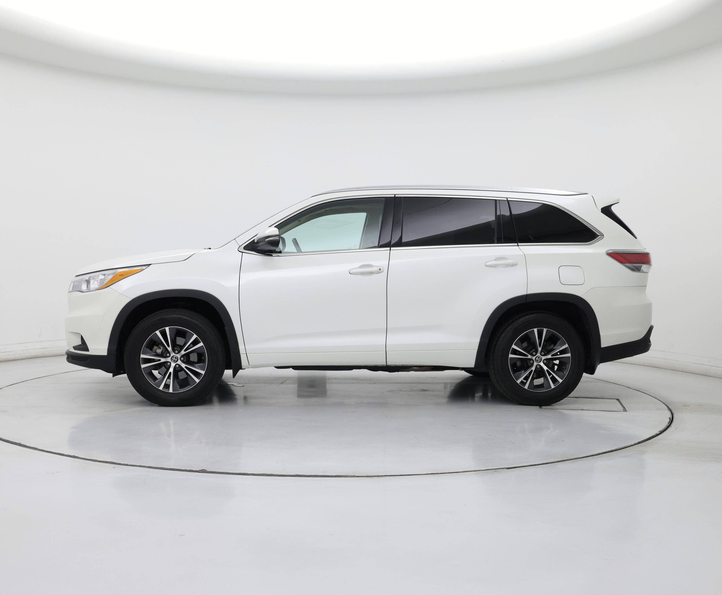 Thumbnail: 2016 Toyota Highlander - 3