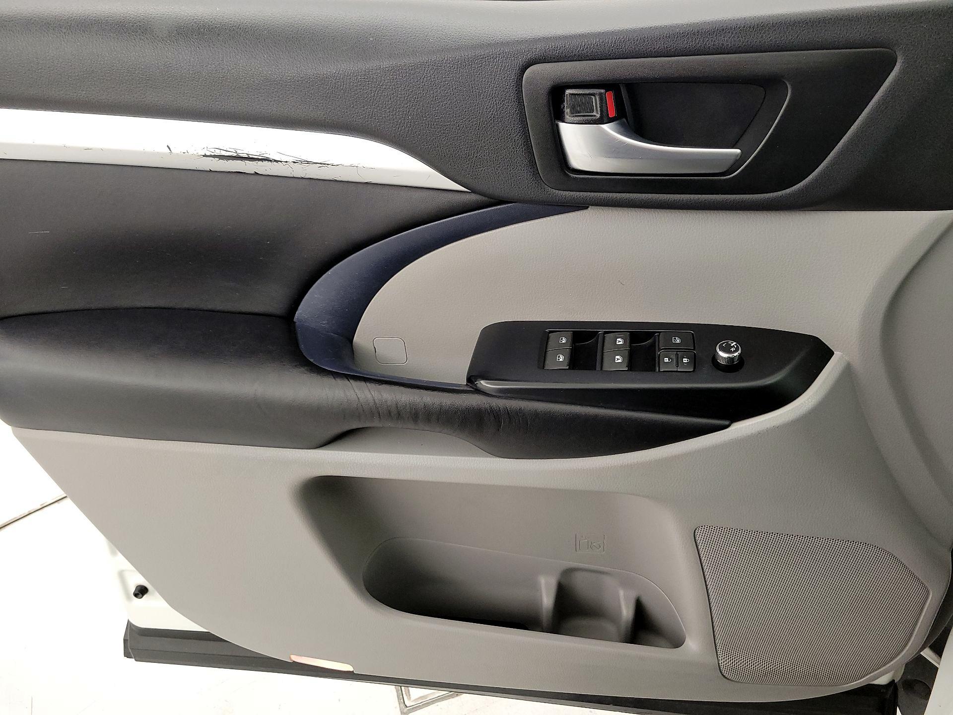 Thumbnail: 2019 Toyota Highlander - 12