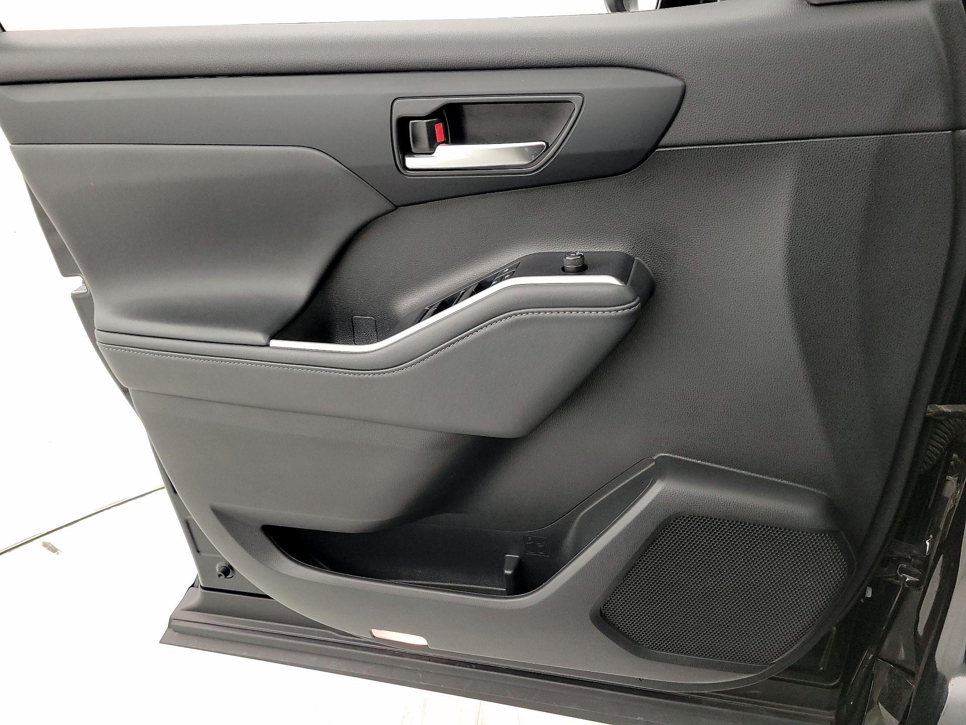 Thumbnail: 2022 Toyota Highlander - 12