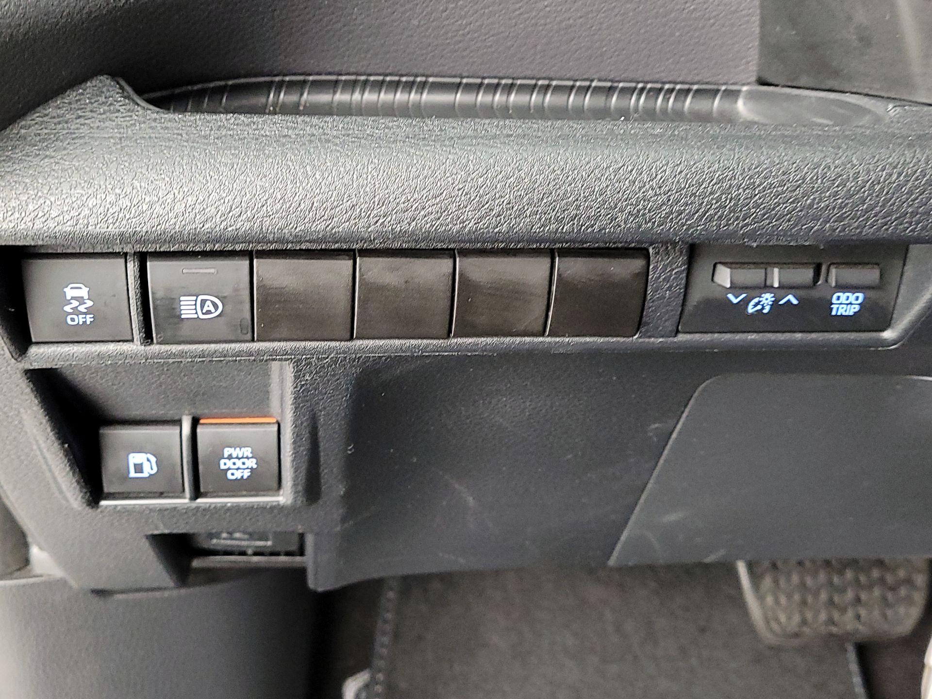 Thumbnail: 2021 Toyota Sienna - 13
