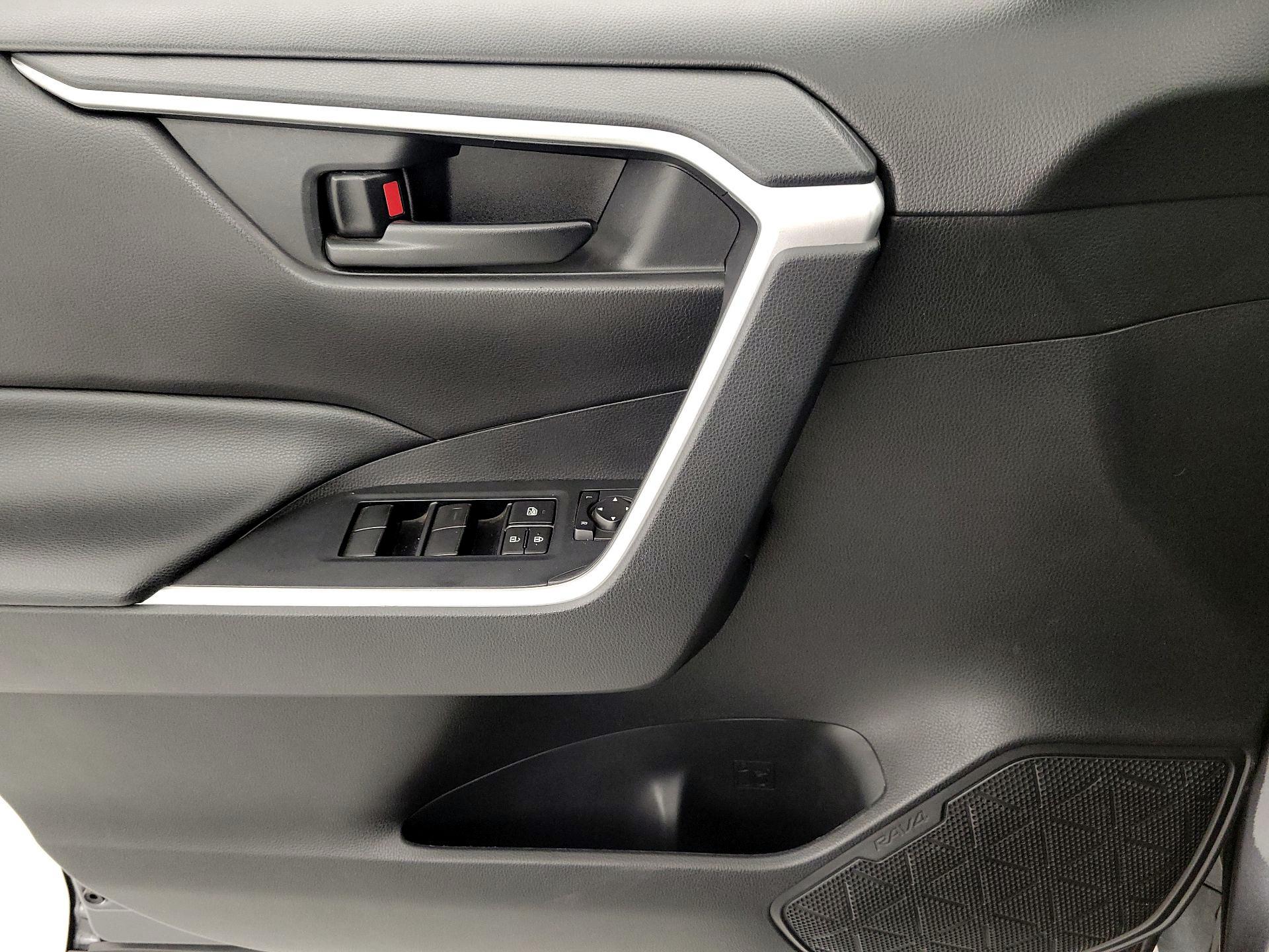 Thumbnail: 2020 Toyota RAV4 - 12