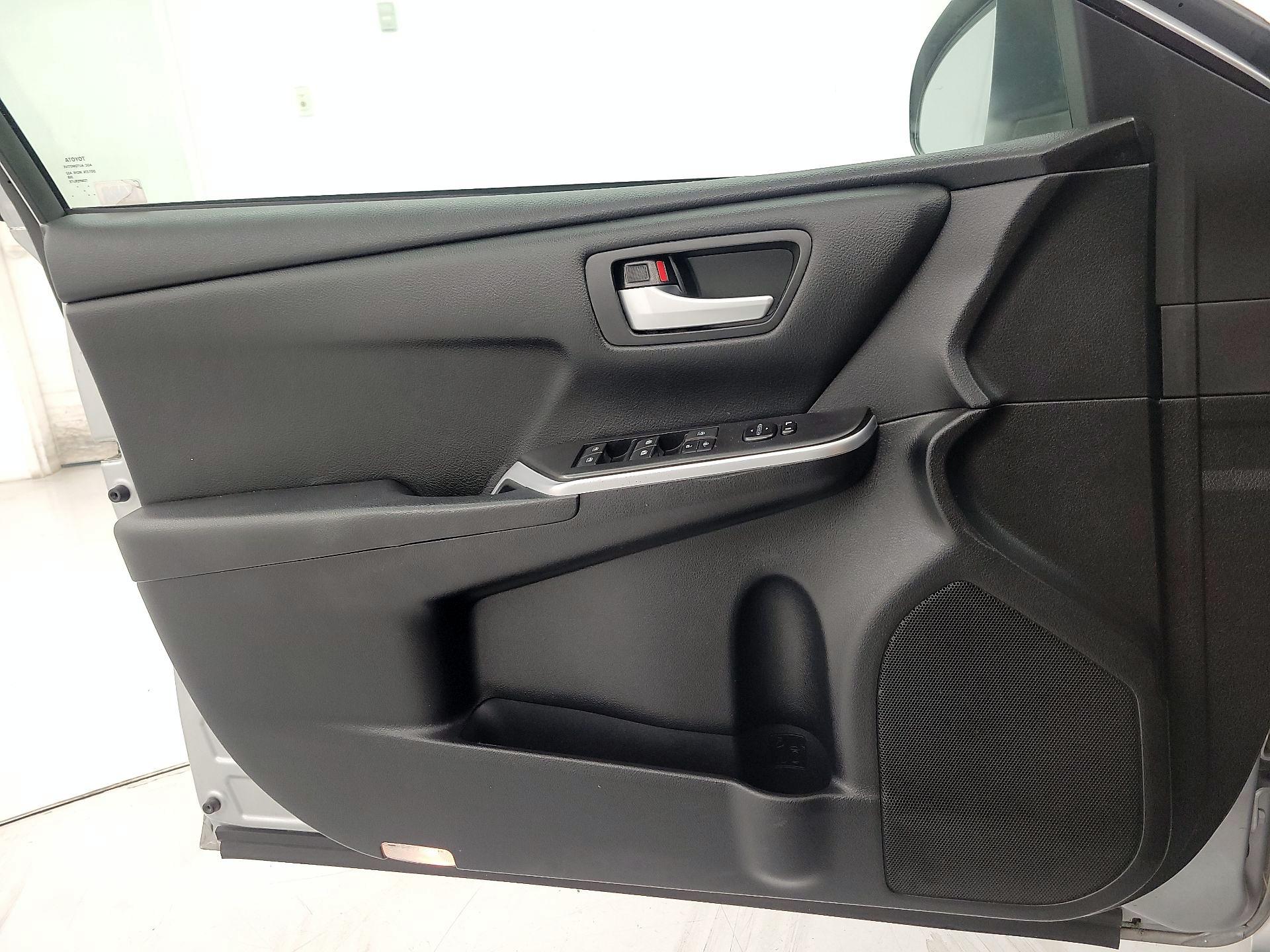 Thumbnail: 2015 Toyota Camry - 12