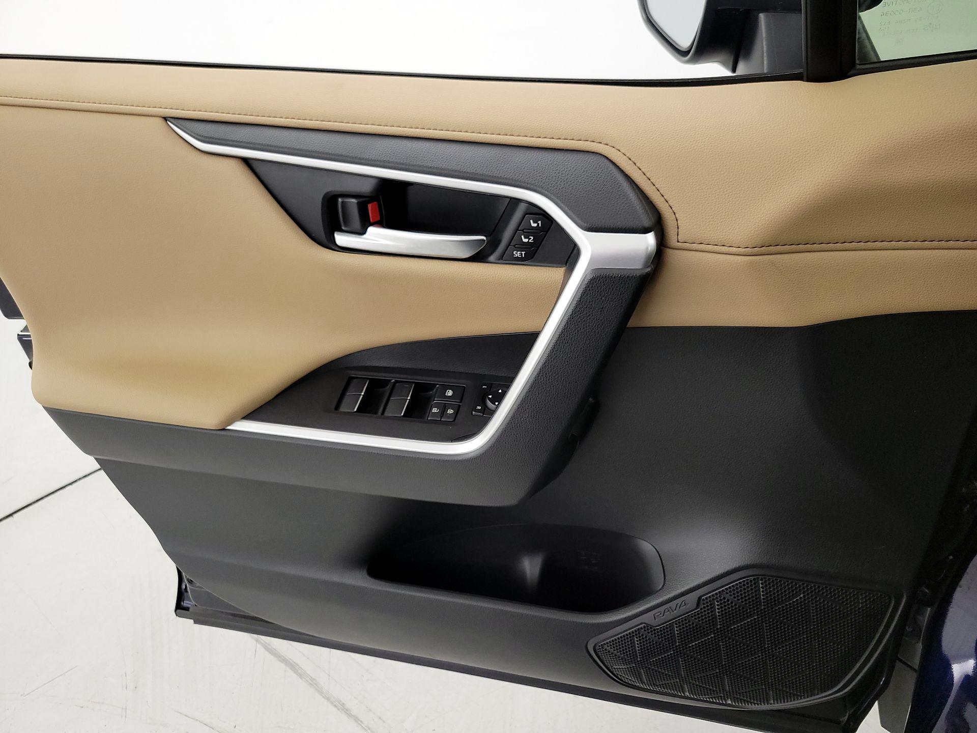Thumbnail: 2020 Toyota RAV4 - 12
