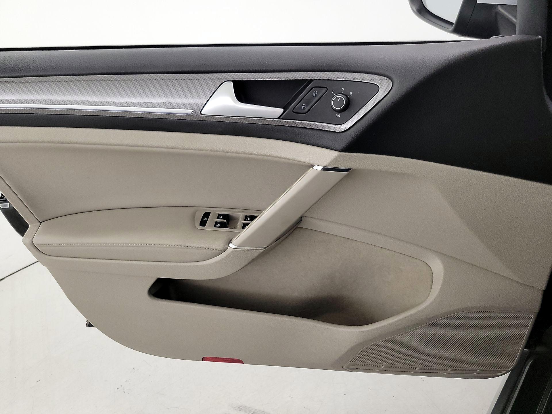 Thumbnail: 2017 Volkswagen Golf - 12