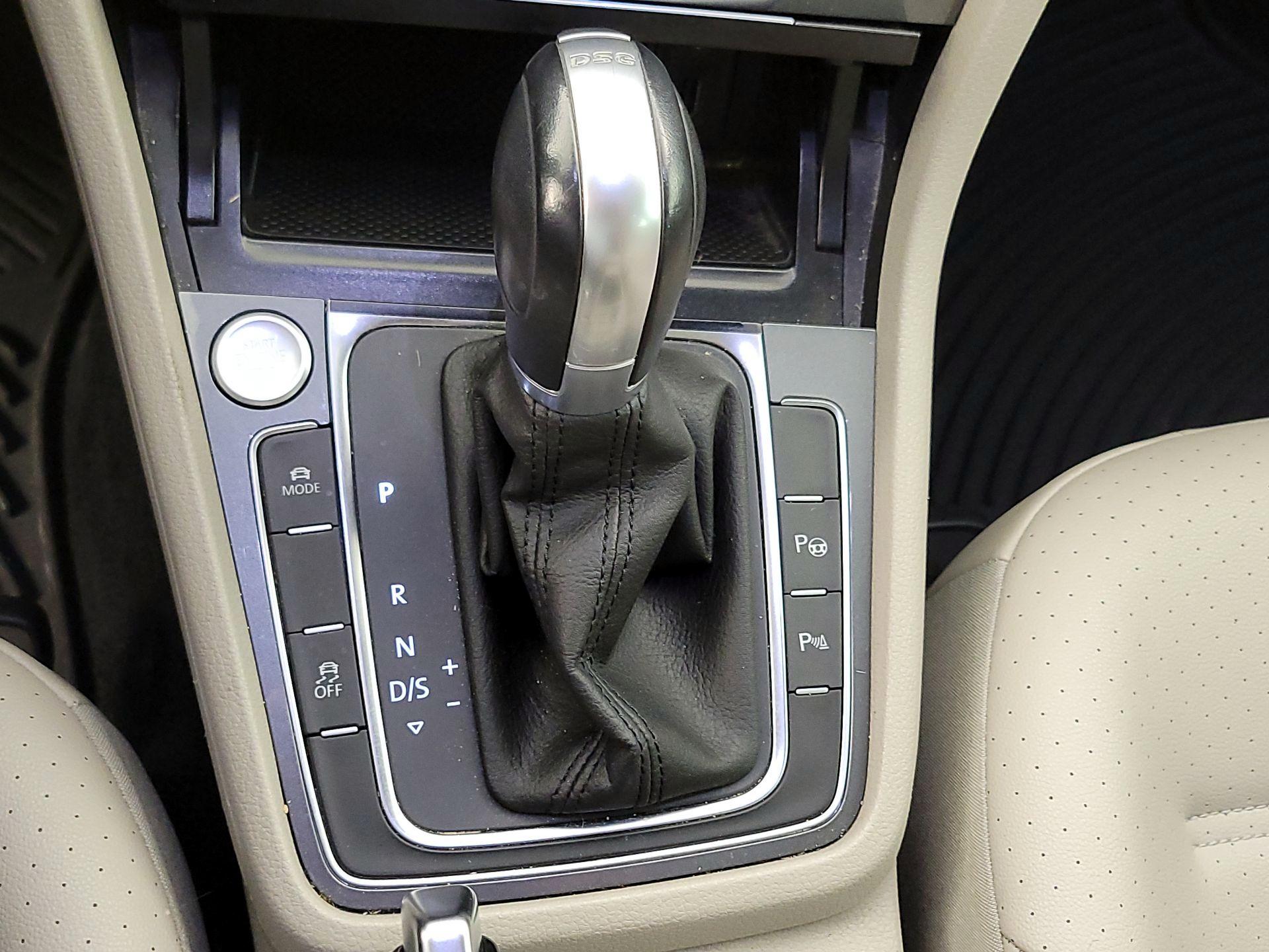 Thumbnail: 2017 Volkswagen Golf - 17