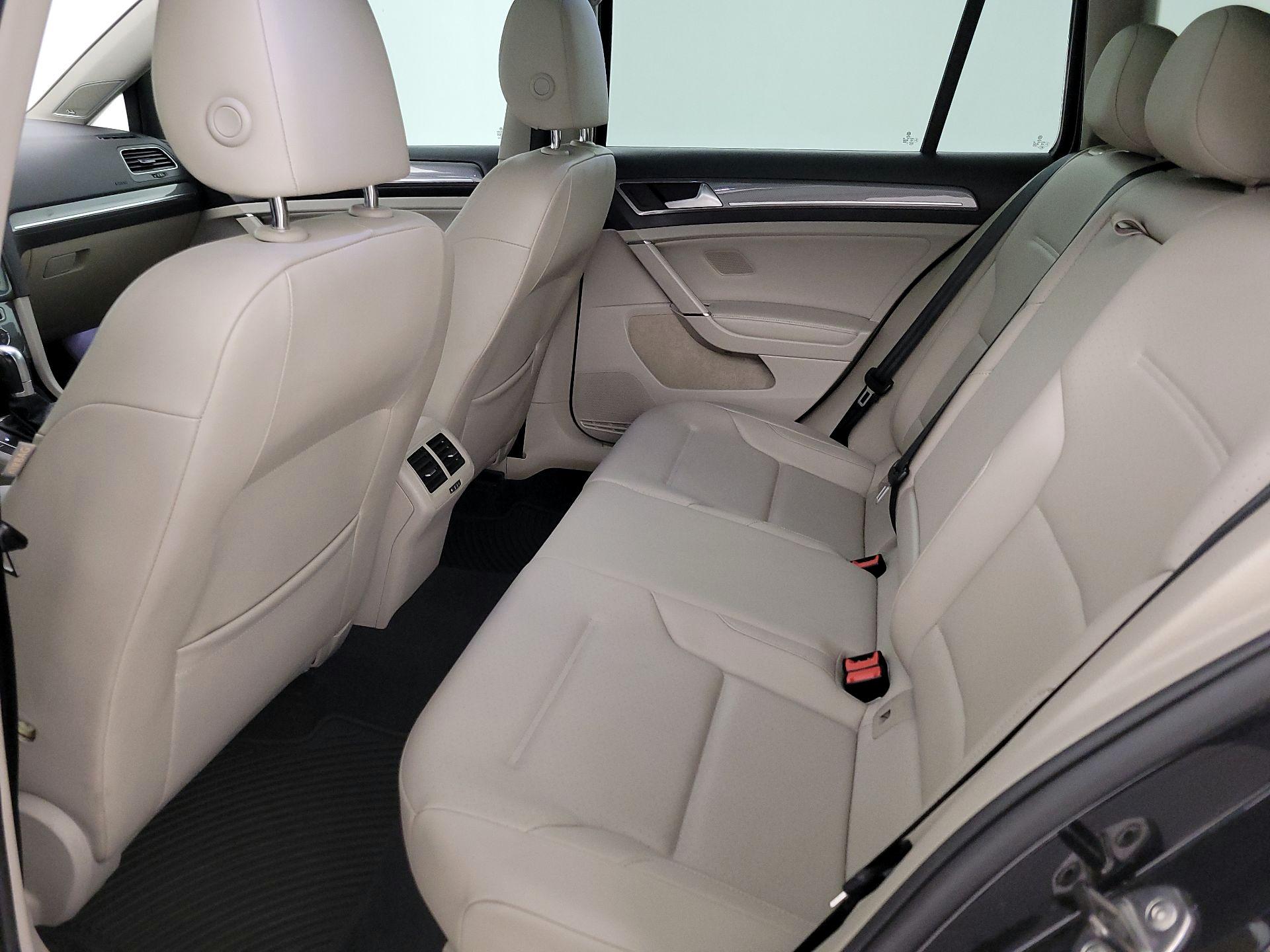 Thumbnail: 2017 Volkswagen Golf - 20