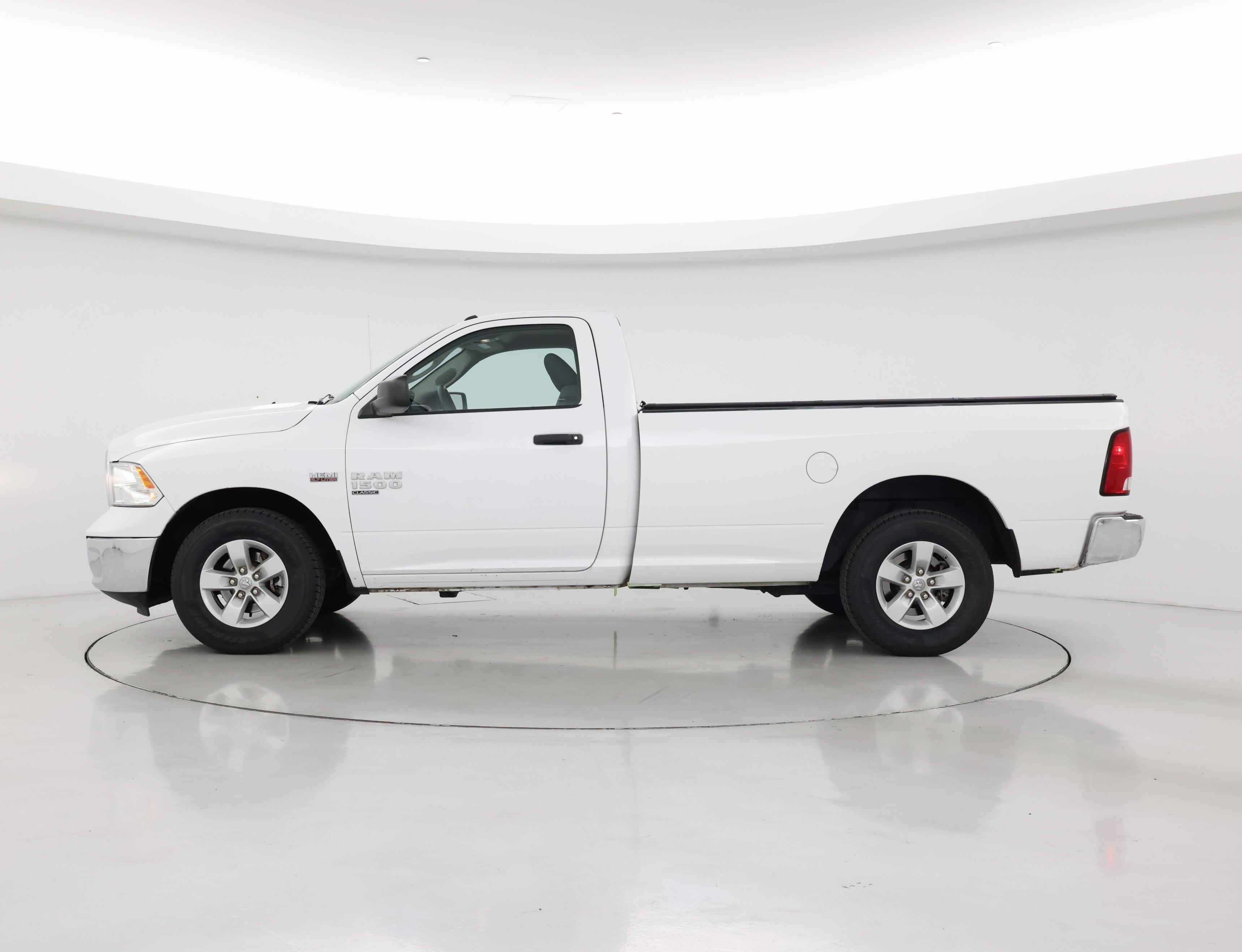 Thumbnail: 2019 RAM 1500 Classic - 3