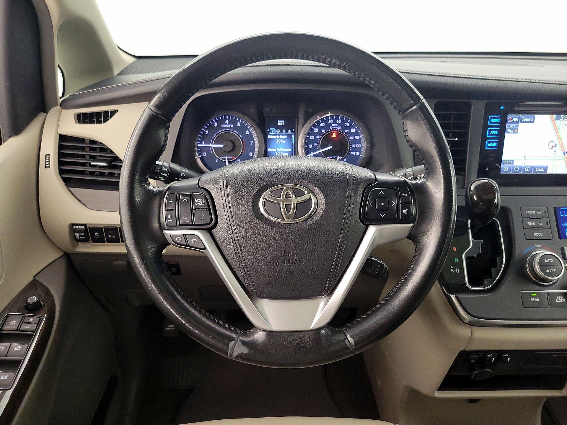 Thumbnail: 2016 Toyota Sienna - 10