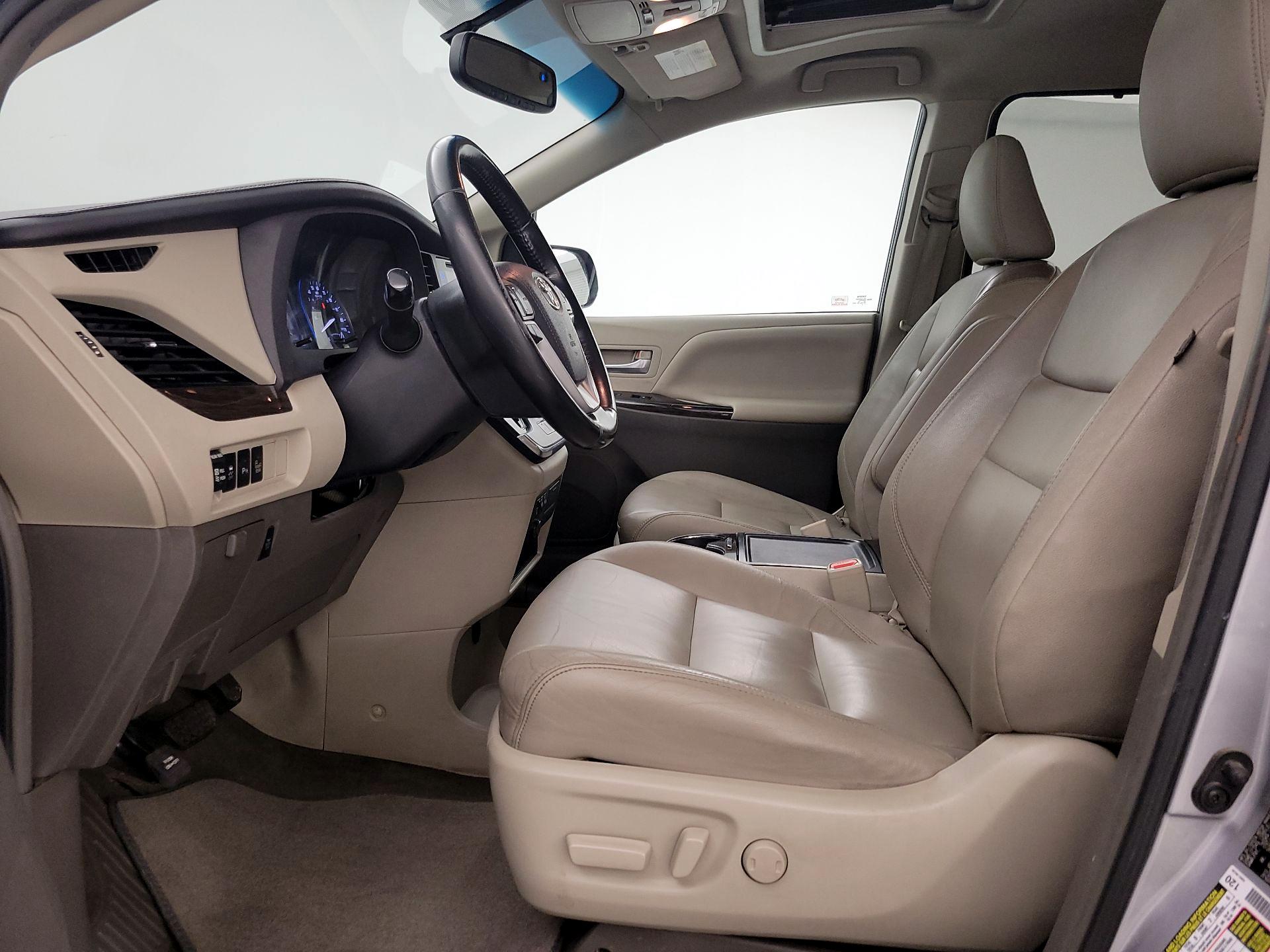 Thumbnail: 2016 Toyota Sienna - 11