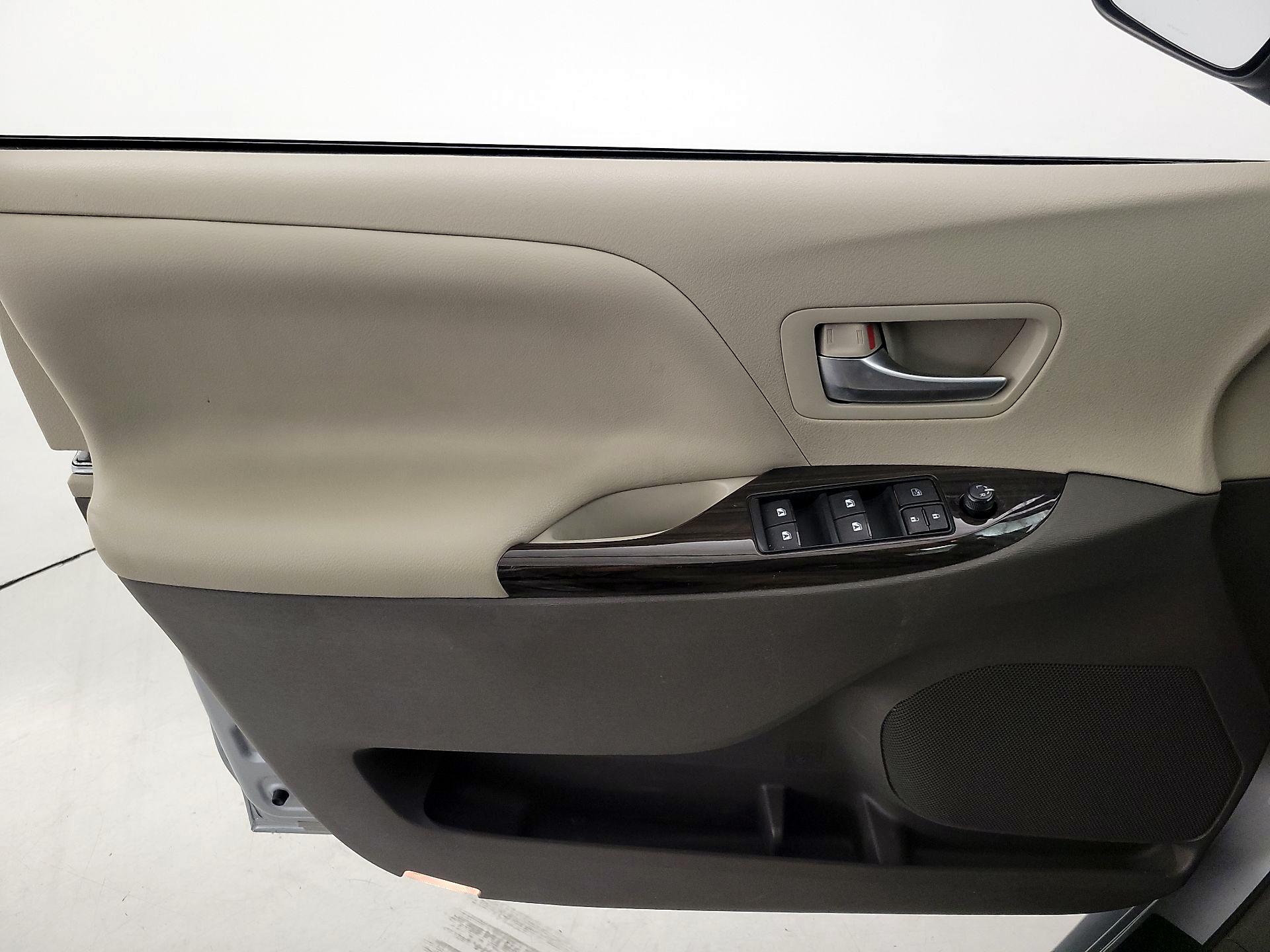 Thumbnail: 2016 Toyota Sienna - 12