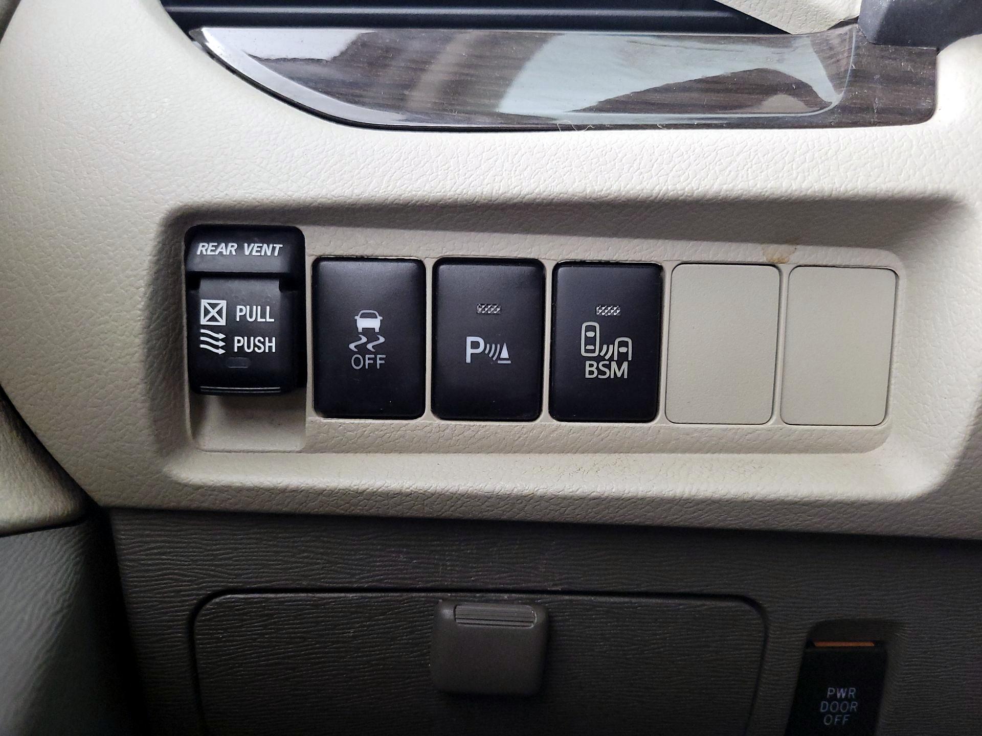 Thumbnail: 2016 Toyota Sienna - 13