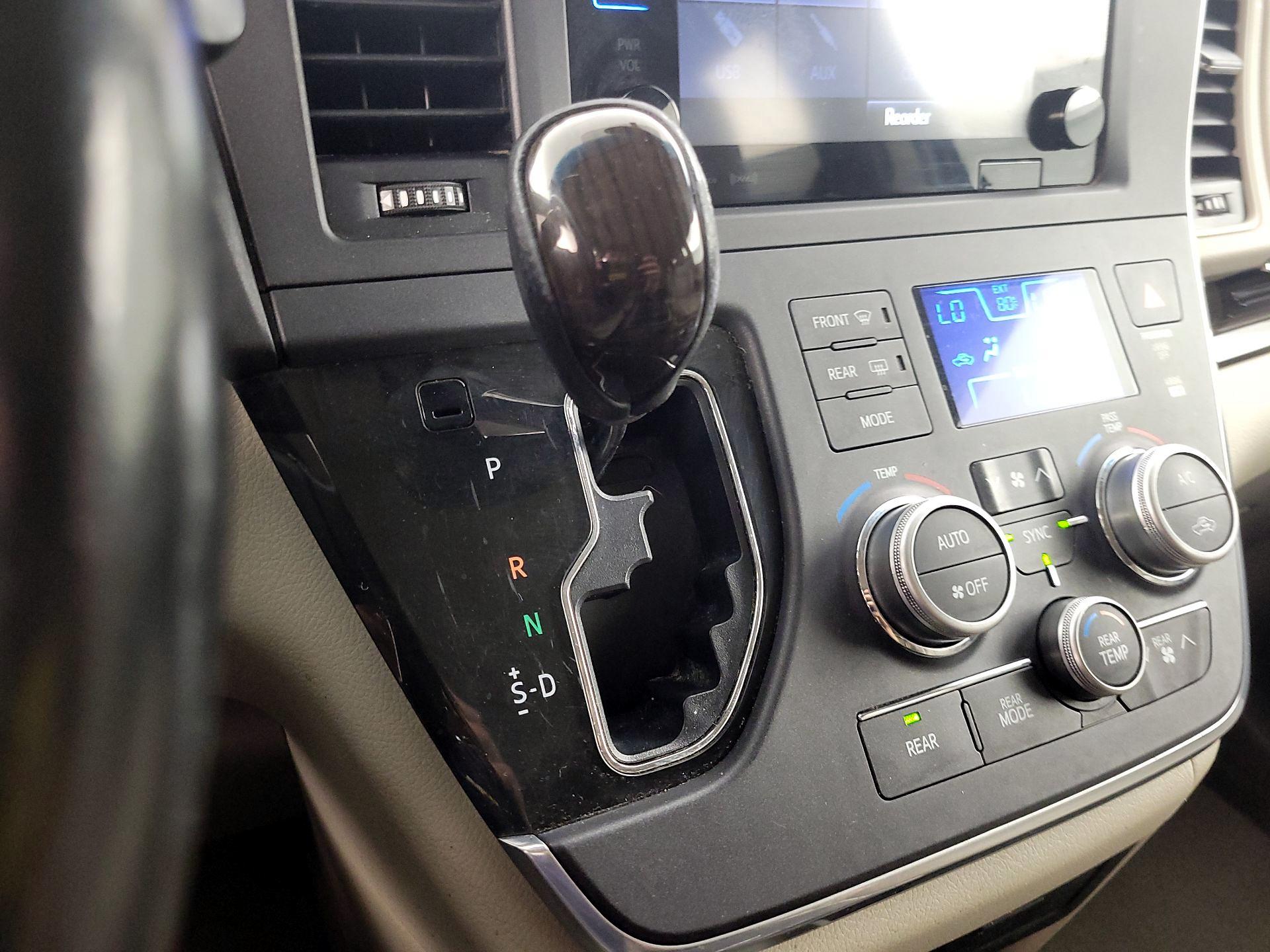 Thumbnail: 2016 Toyota Sienna - 18