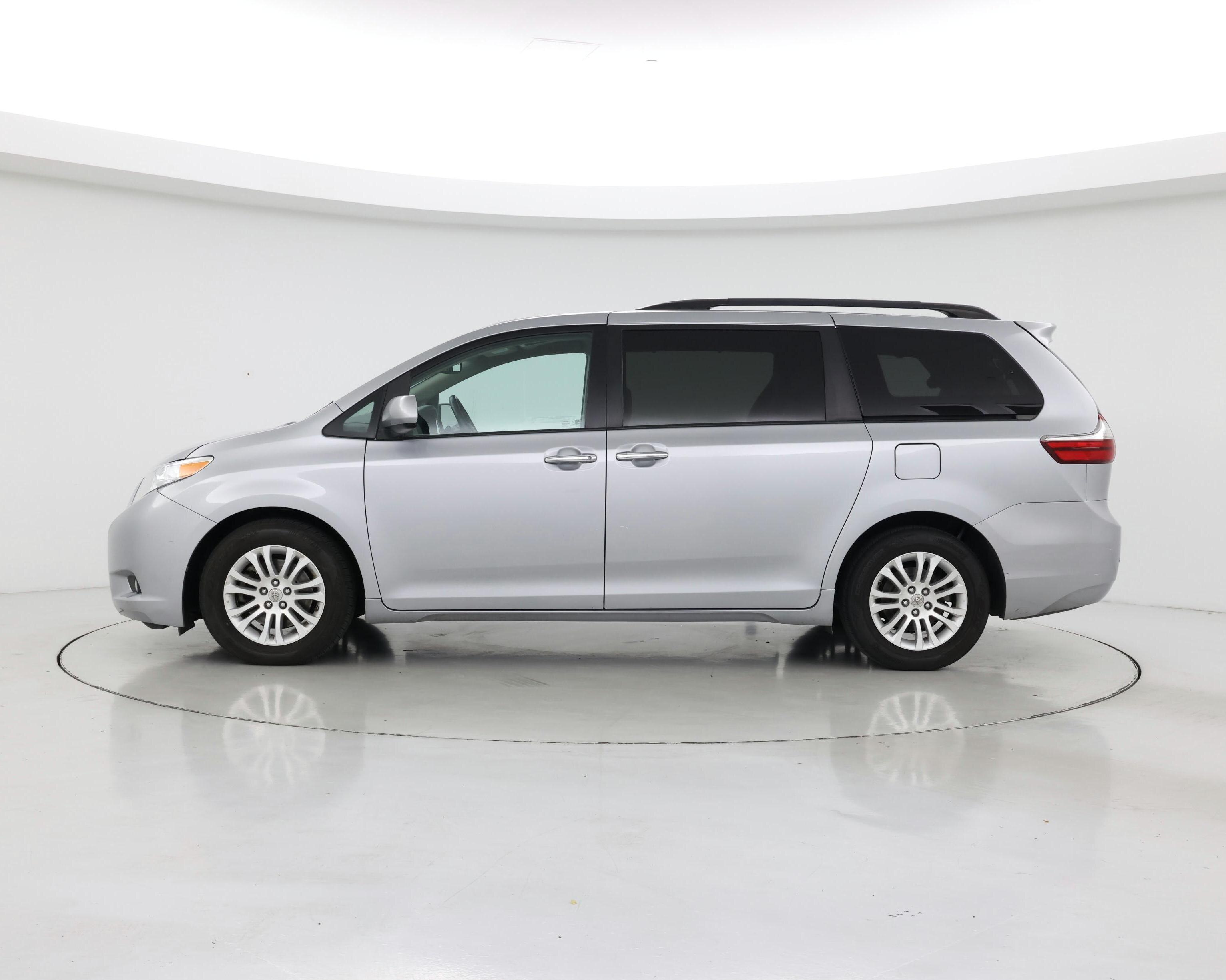 Thumbnail: 2016 Toyota Sienna - 3