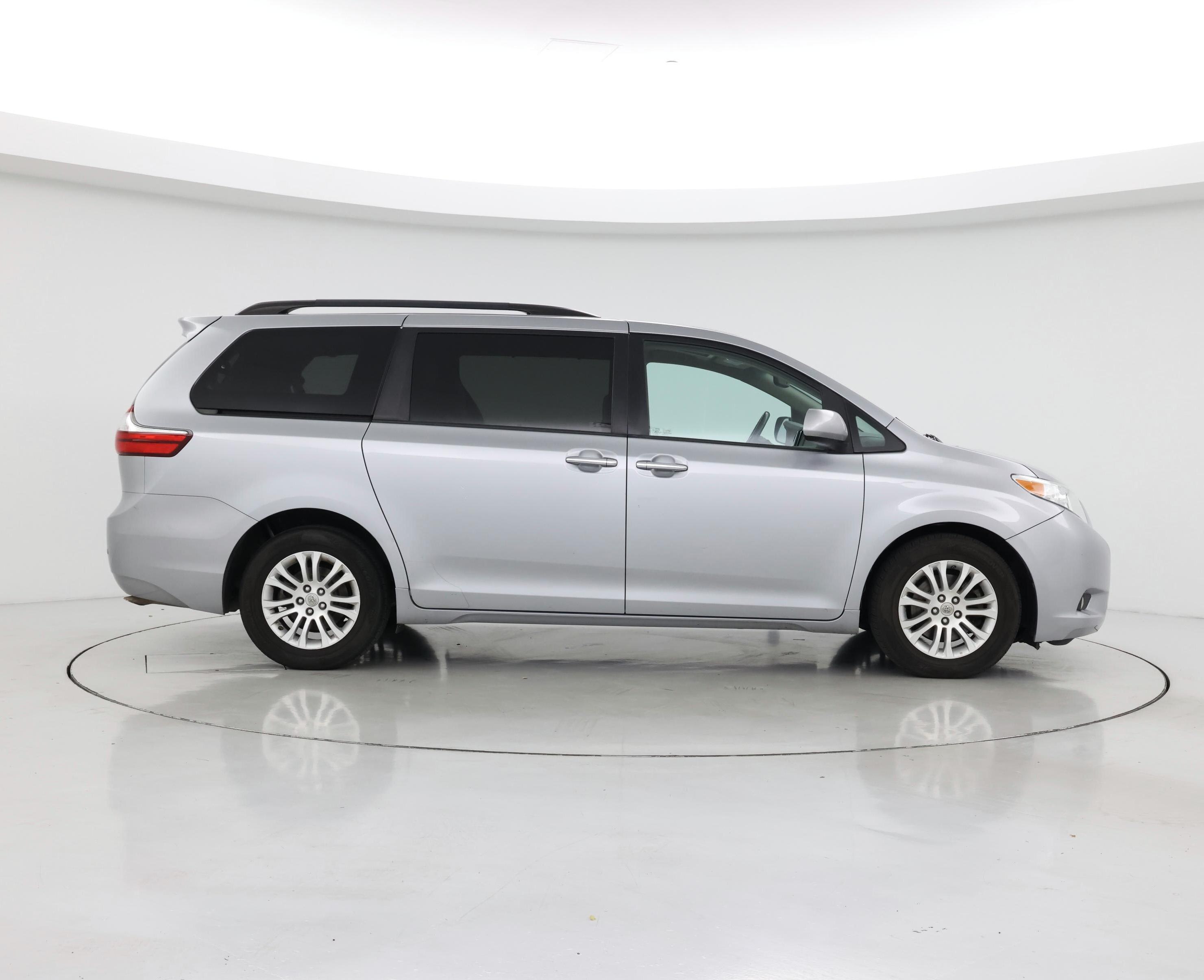 Thumbnail: 2016 Toyota Sienna - 7