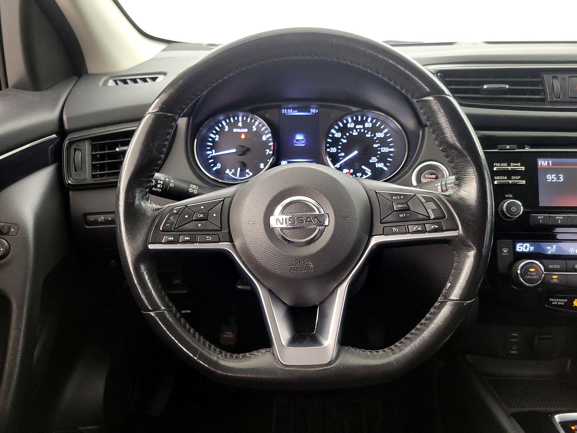 Thumbnail: 2017 Nissan Rogue Sport - 10