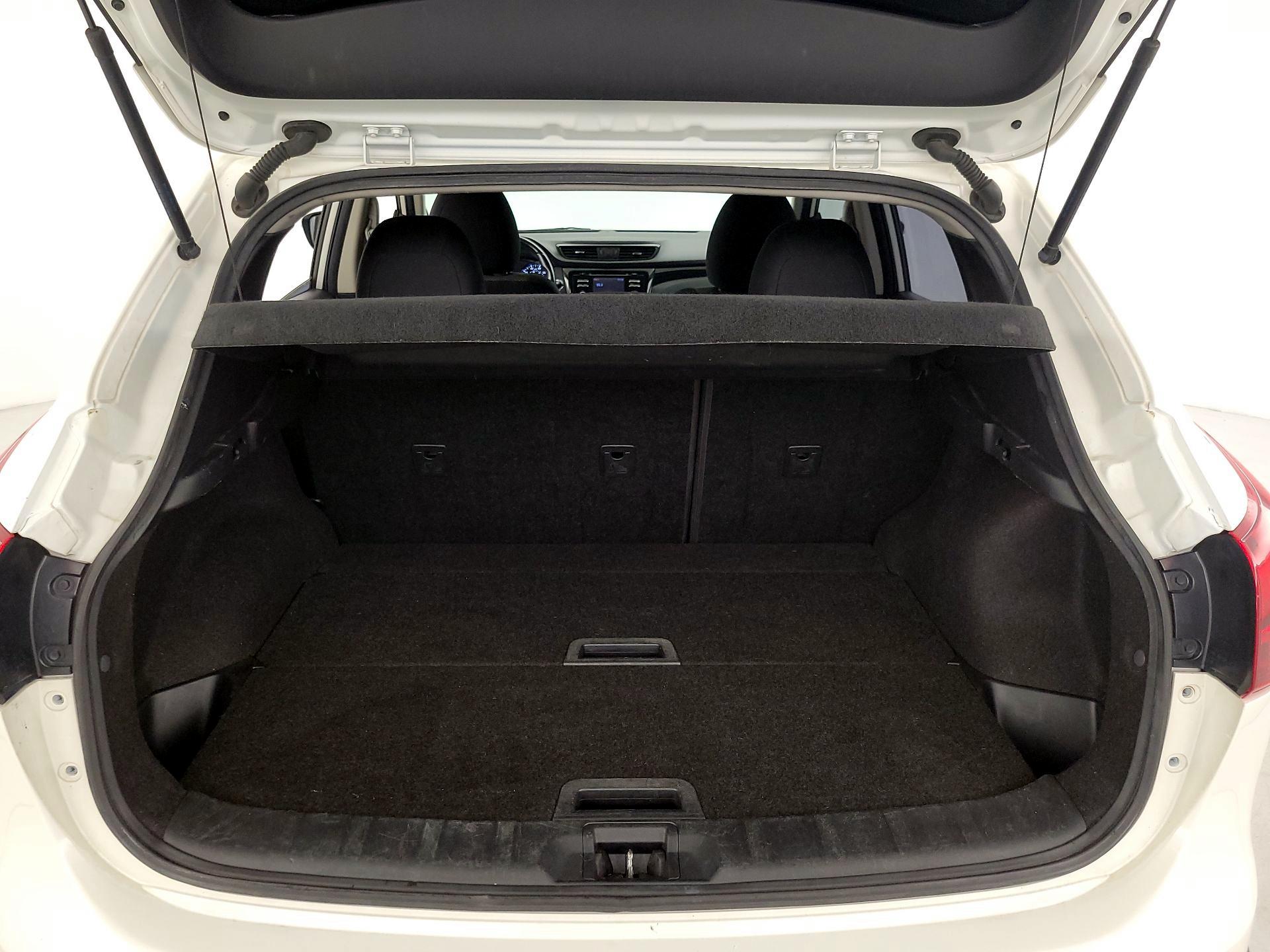 Thumbnail: 2017 Nissan Rogue Sport - 20