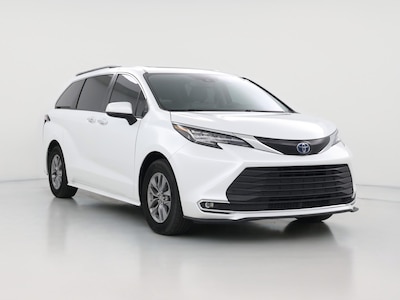 White 2022 Toyota Sienna Hybrid XLE