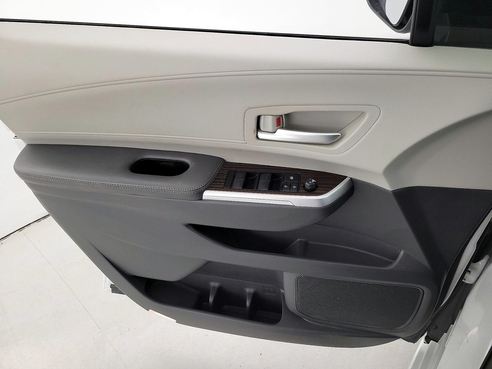 Thumbnail: 2022 Toyota Sienna - 12