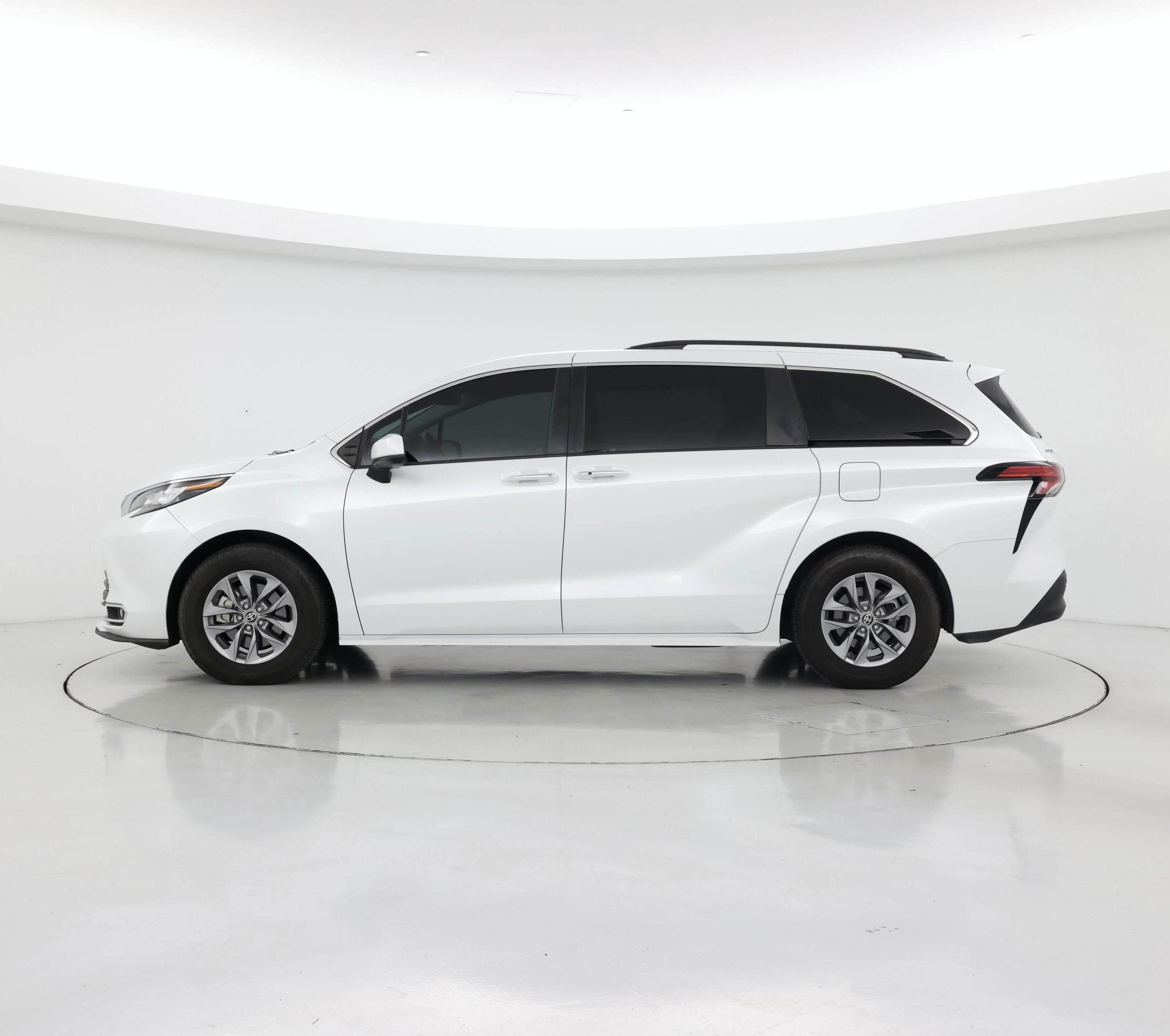Thumbnail: 2022 Toyota Sienna - 3