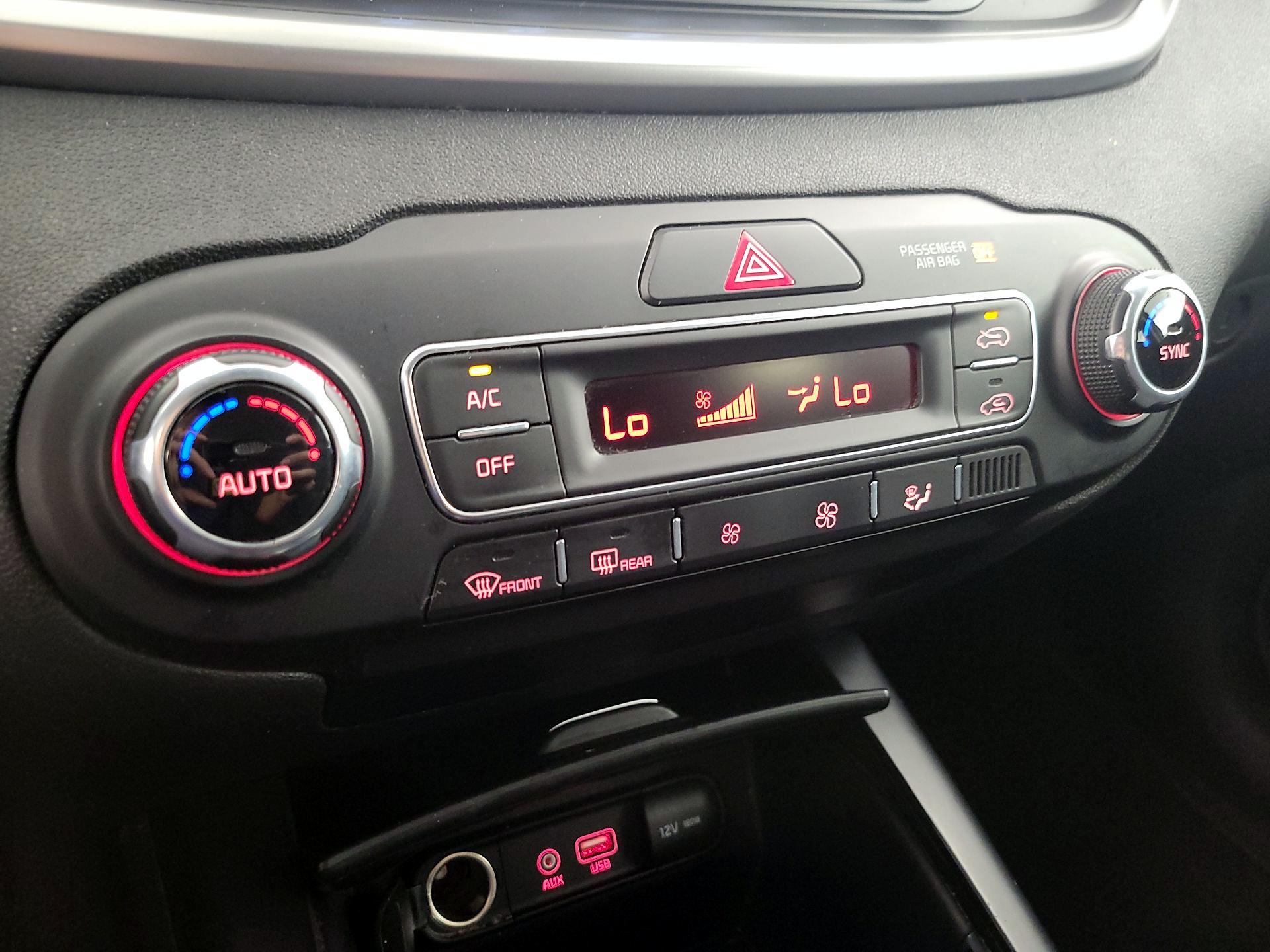 Thumbnail: 2019 Kia Sorento - 16