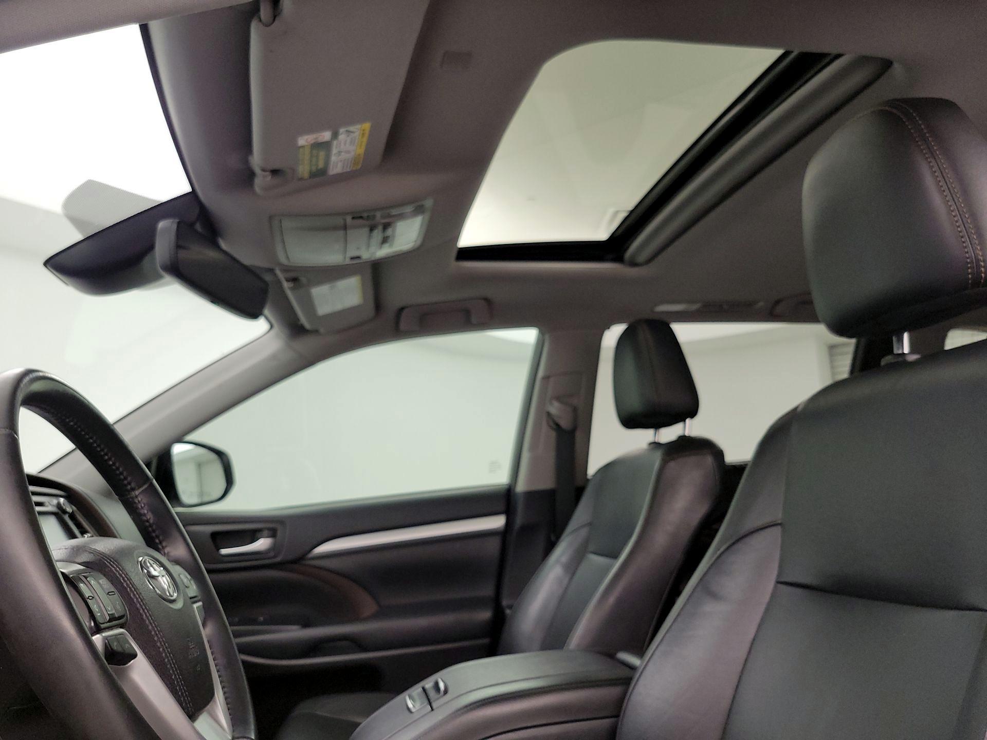 Thumbnail: 2019 Toyota Highlander - 19