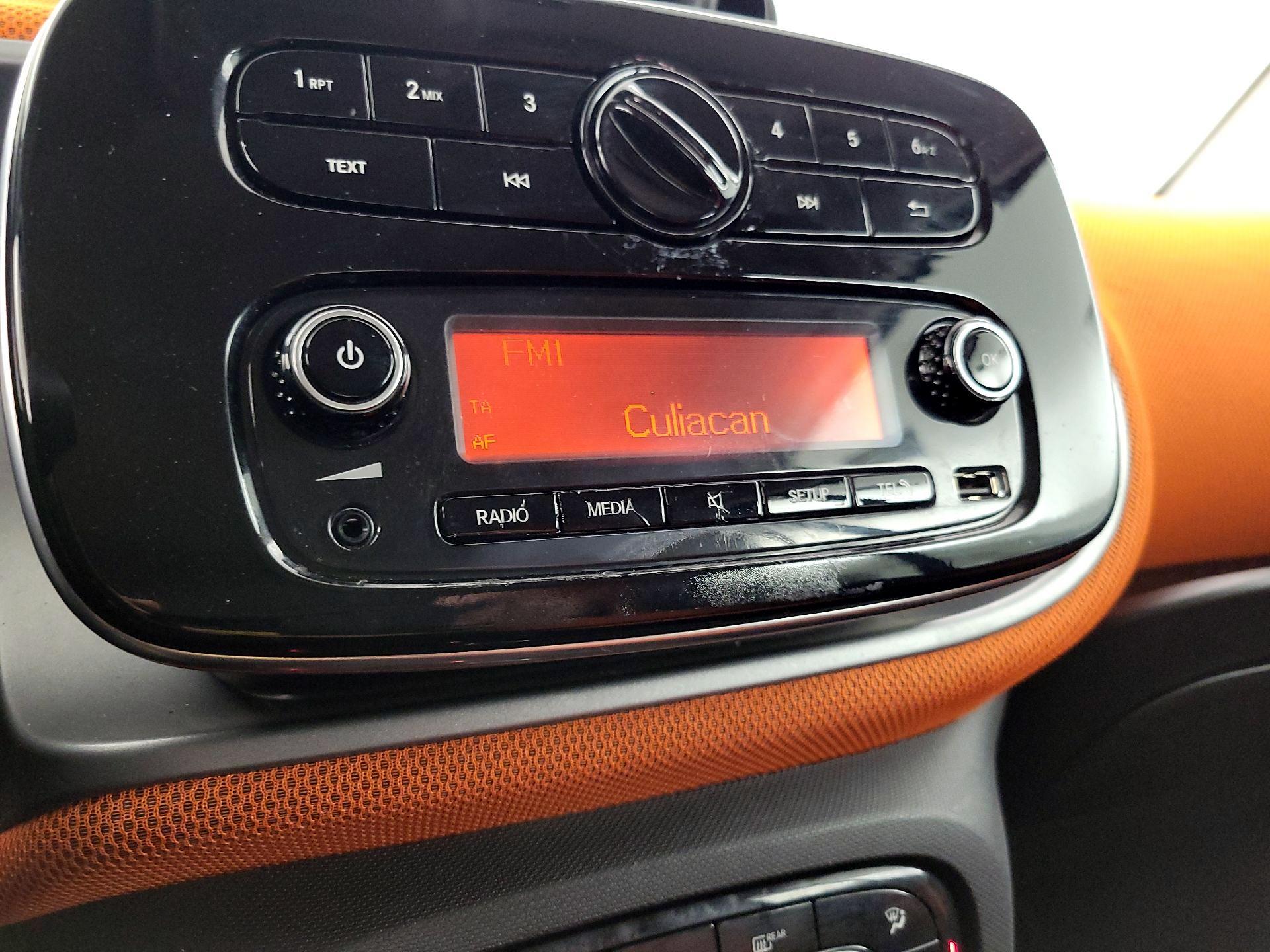Thumbnail: 2016 smart fortwo - 14
