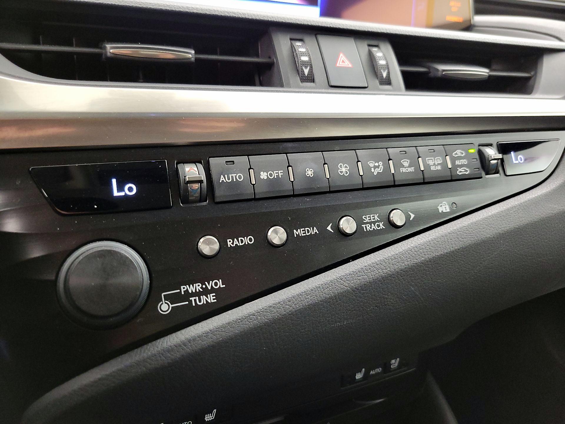 Thumbnail: 2019 Lexus ES - 16