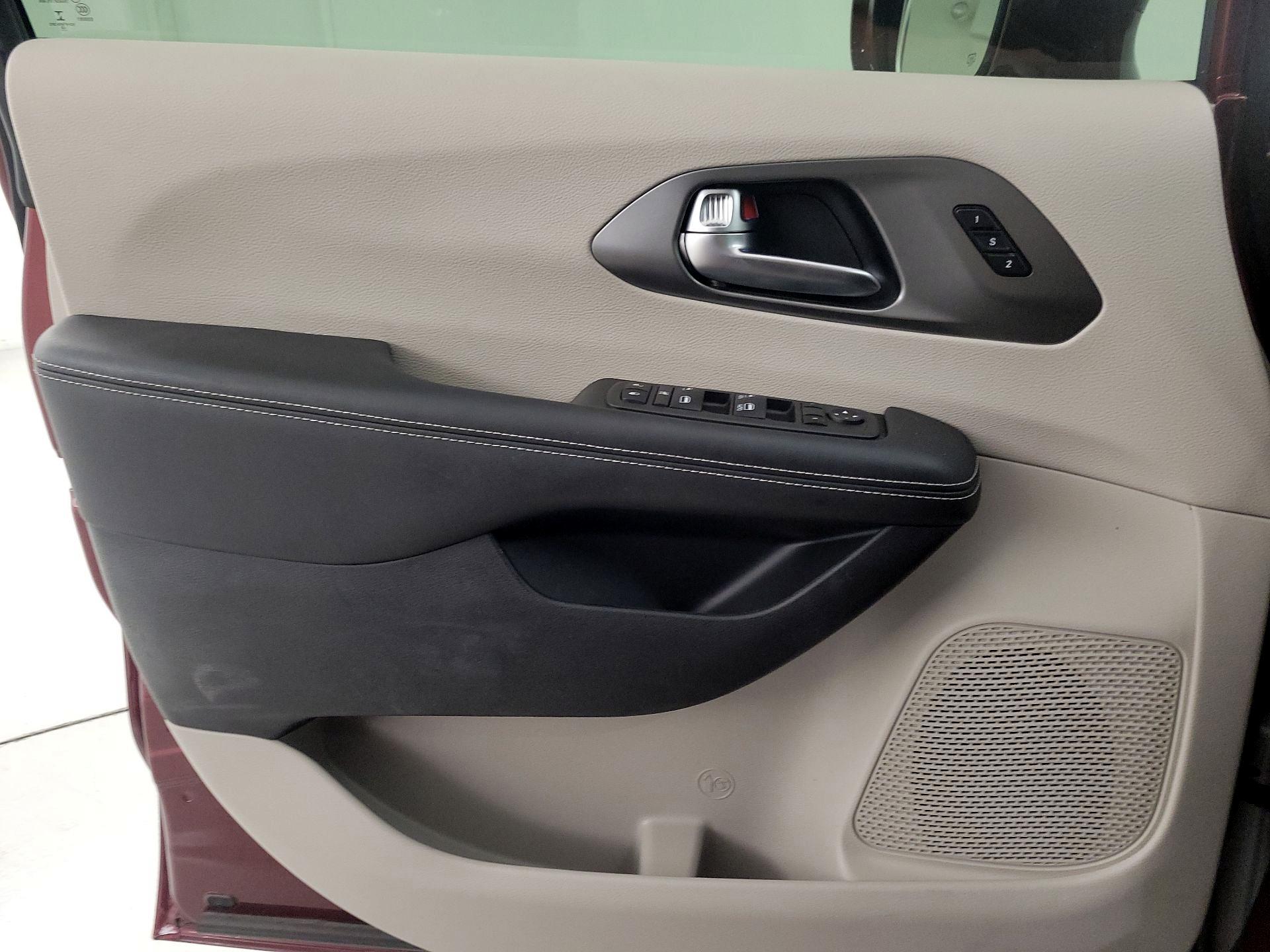 Thumbnail: 2022 Chrysler Pacifica - 12