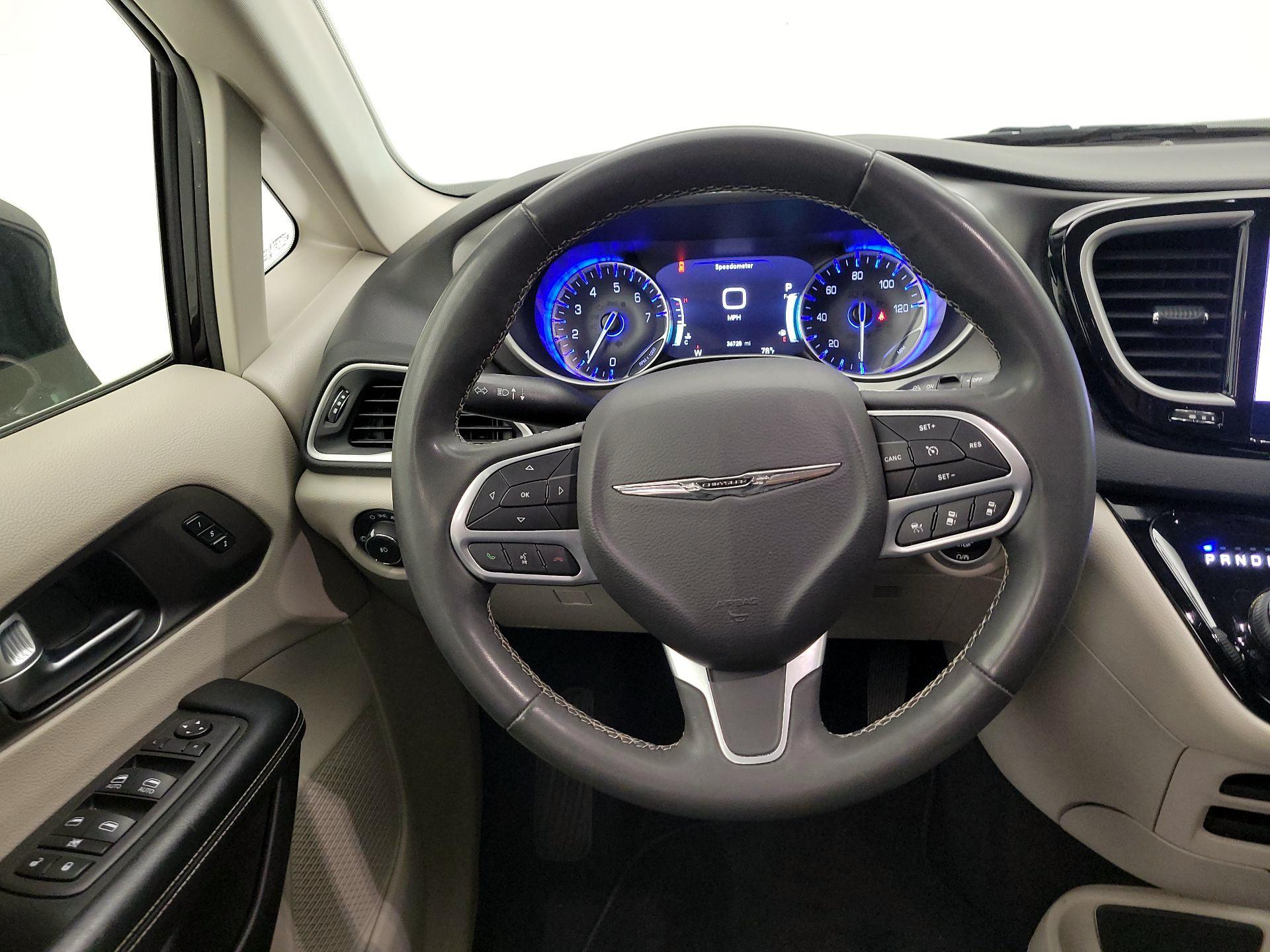 Thumbnail: 2022 Chrysler Pacifica - 10