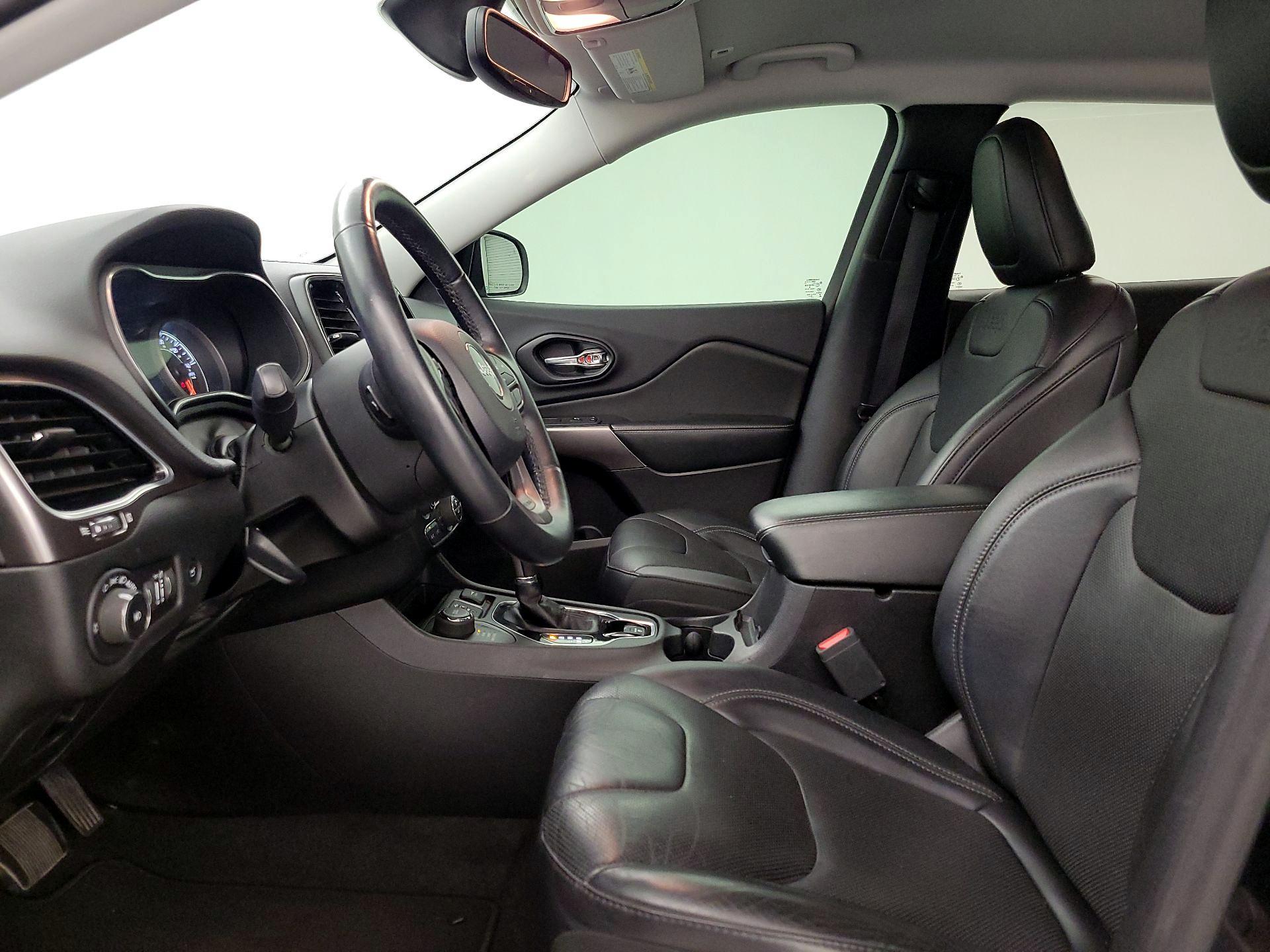 Thumbnail: 2019 Jeep Cherokee - 11