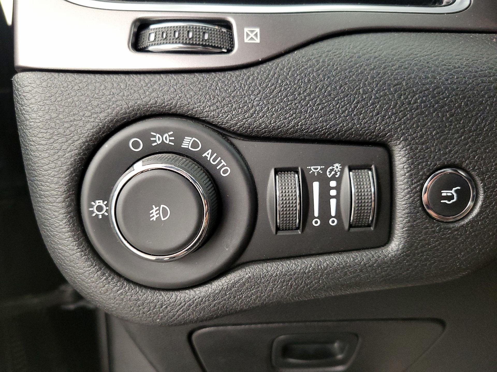 Thumbnail: 2019 Jeep Cherokee - 13