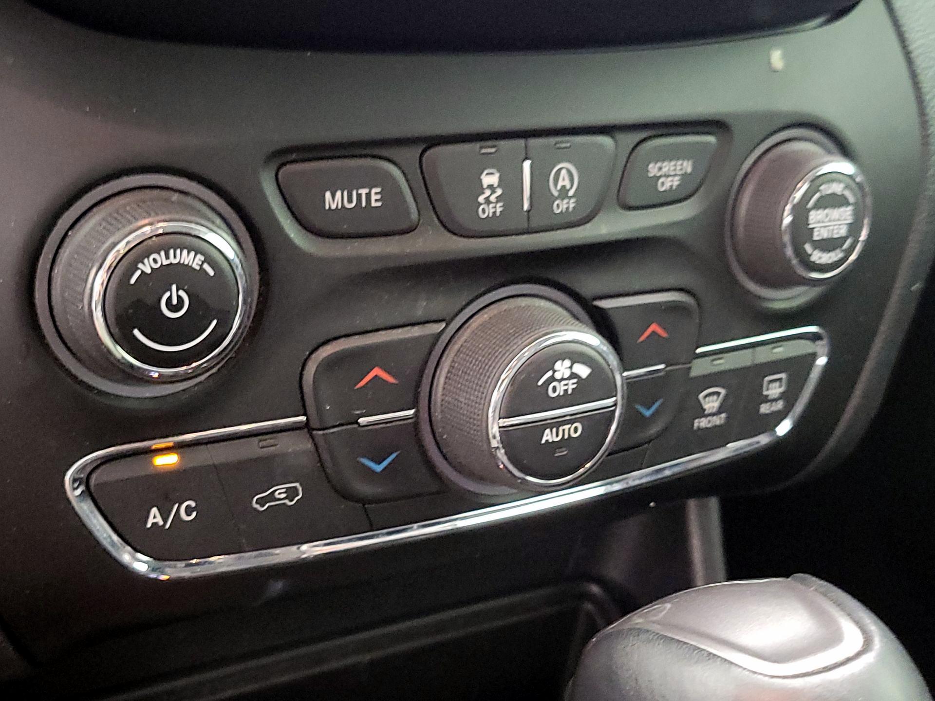 Thumbnail: 2019 Jeep Cherokee - 16