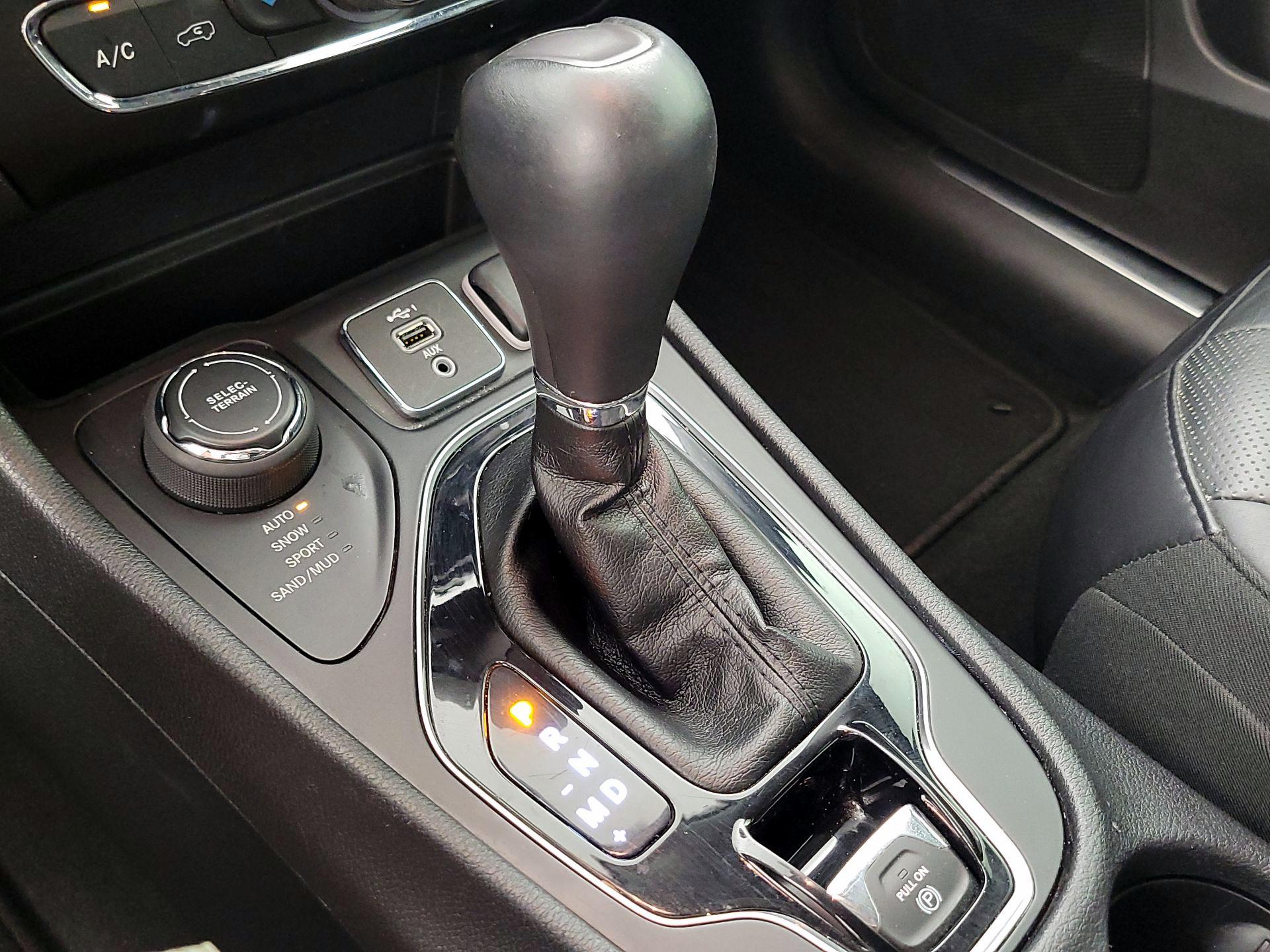 Thumbnail: 2019 Jeep Cherokee - 17