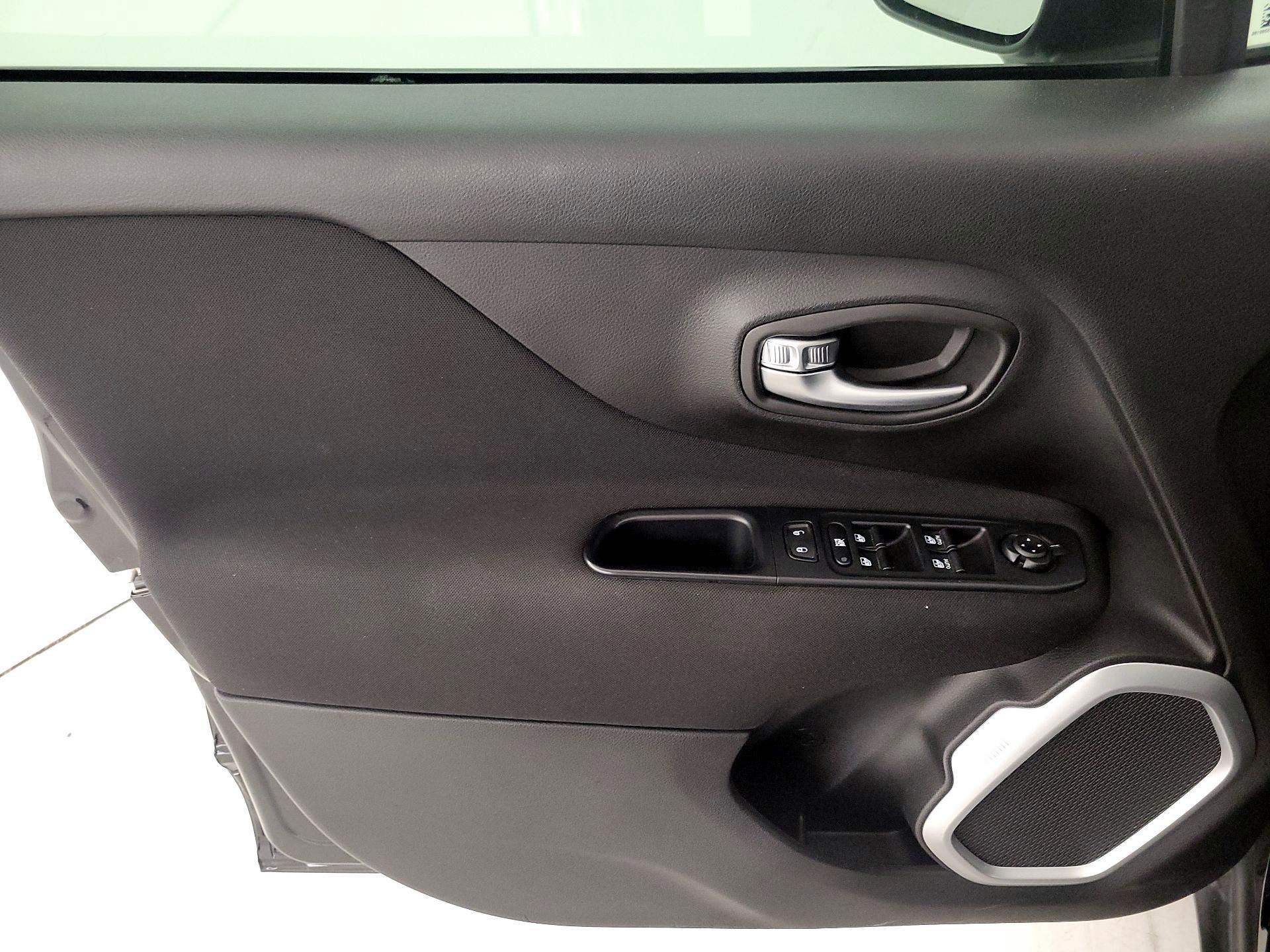 Thumbnail: 2018 Jeep Renegade - 12