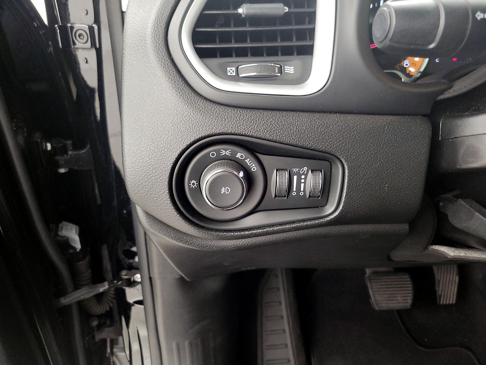 Thumbnail: 2018 Jeep Renegade - 13