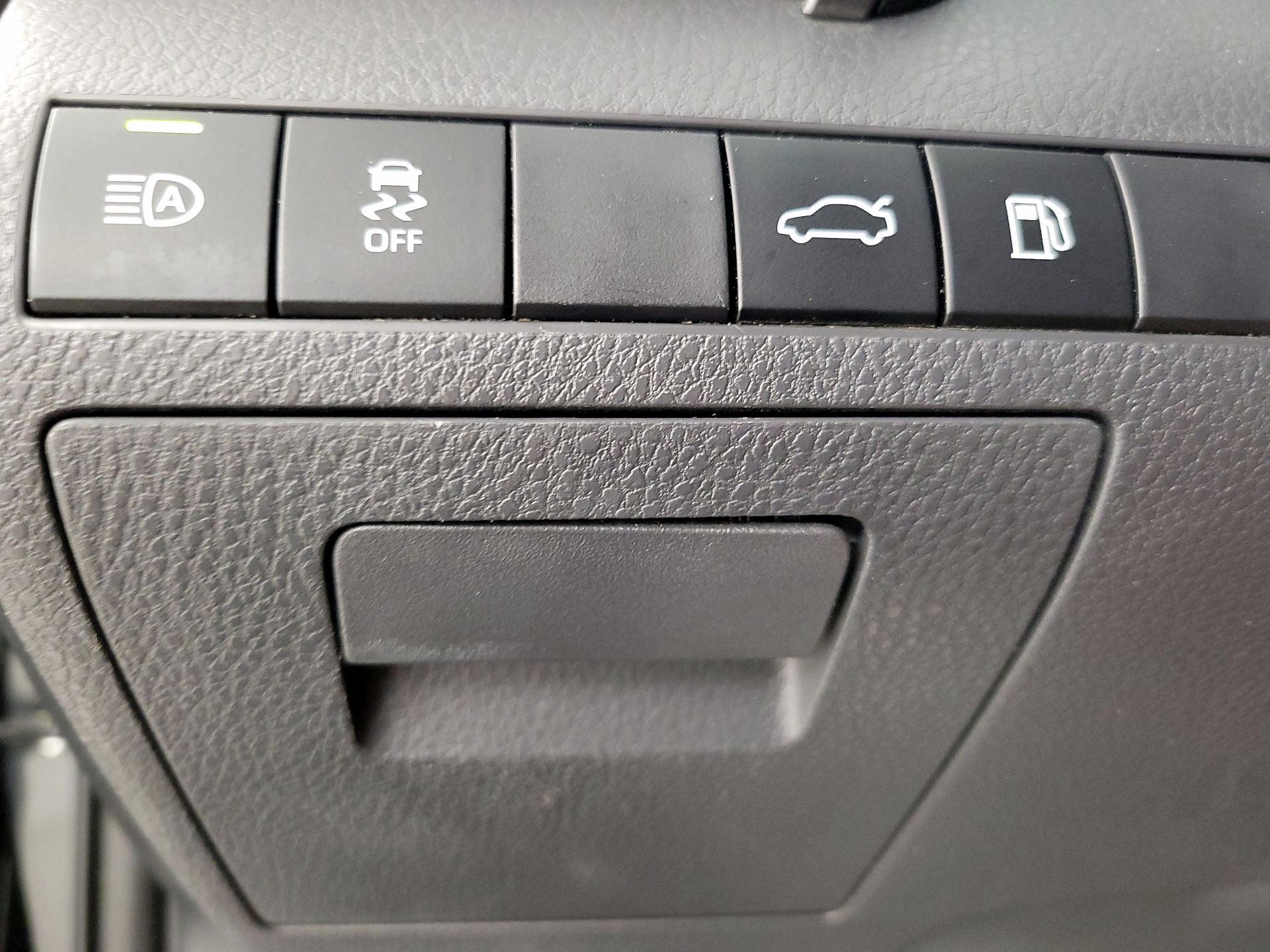 Thumbnail: 2018 Toyota Camry - 13