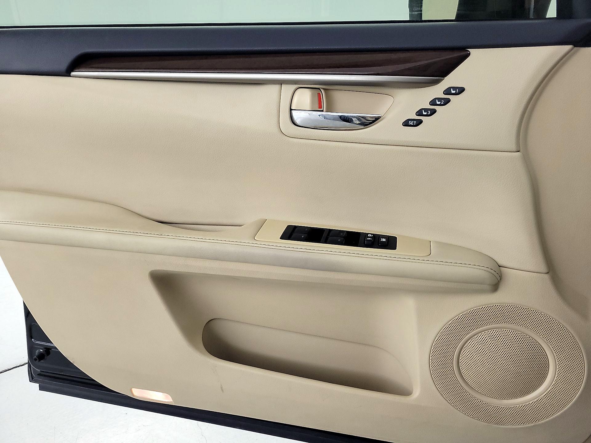 Thumbnail: 2013 Lexus ES - 12