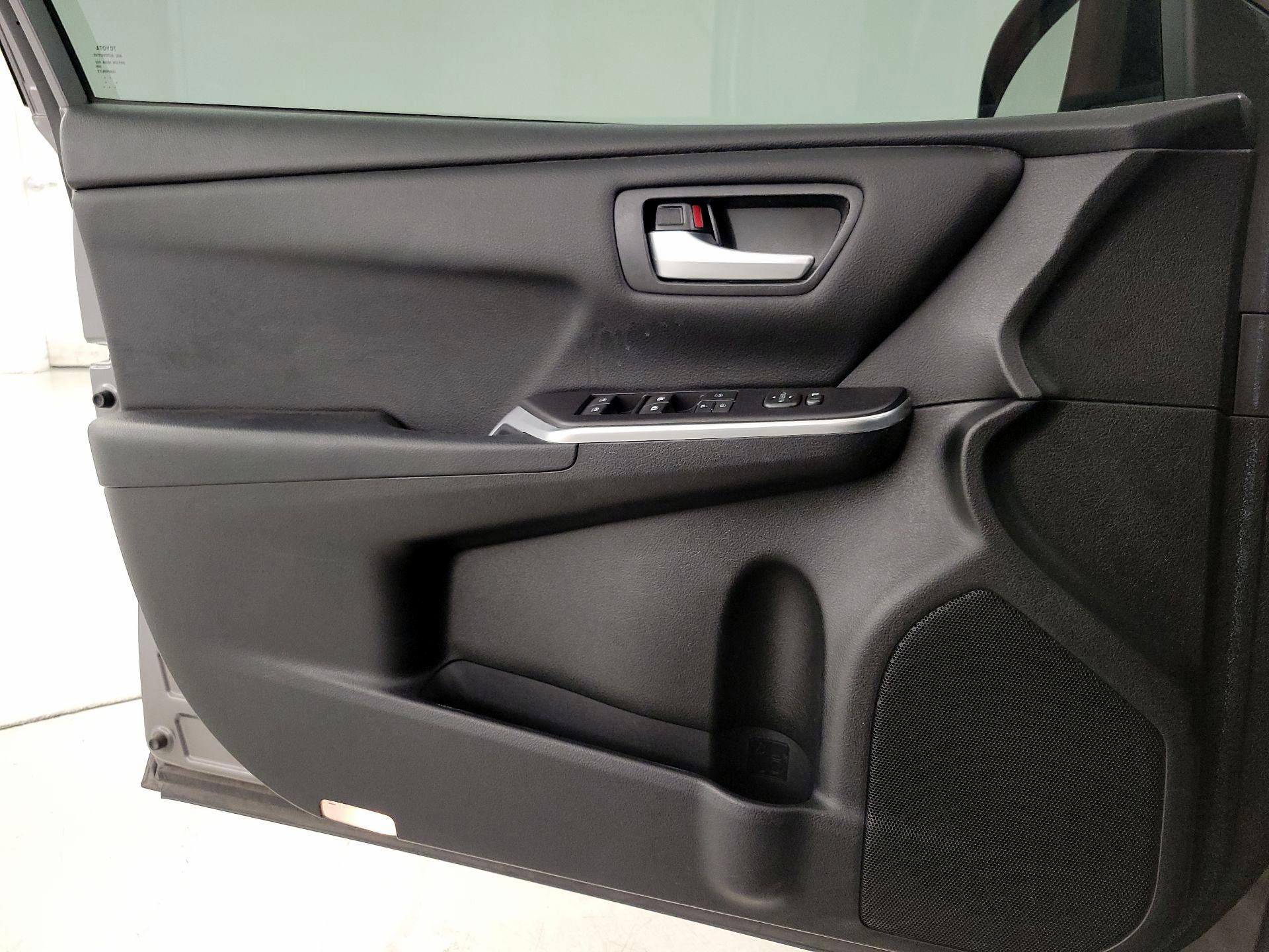 Thumbnail: 2016 Toyota Camry - 12